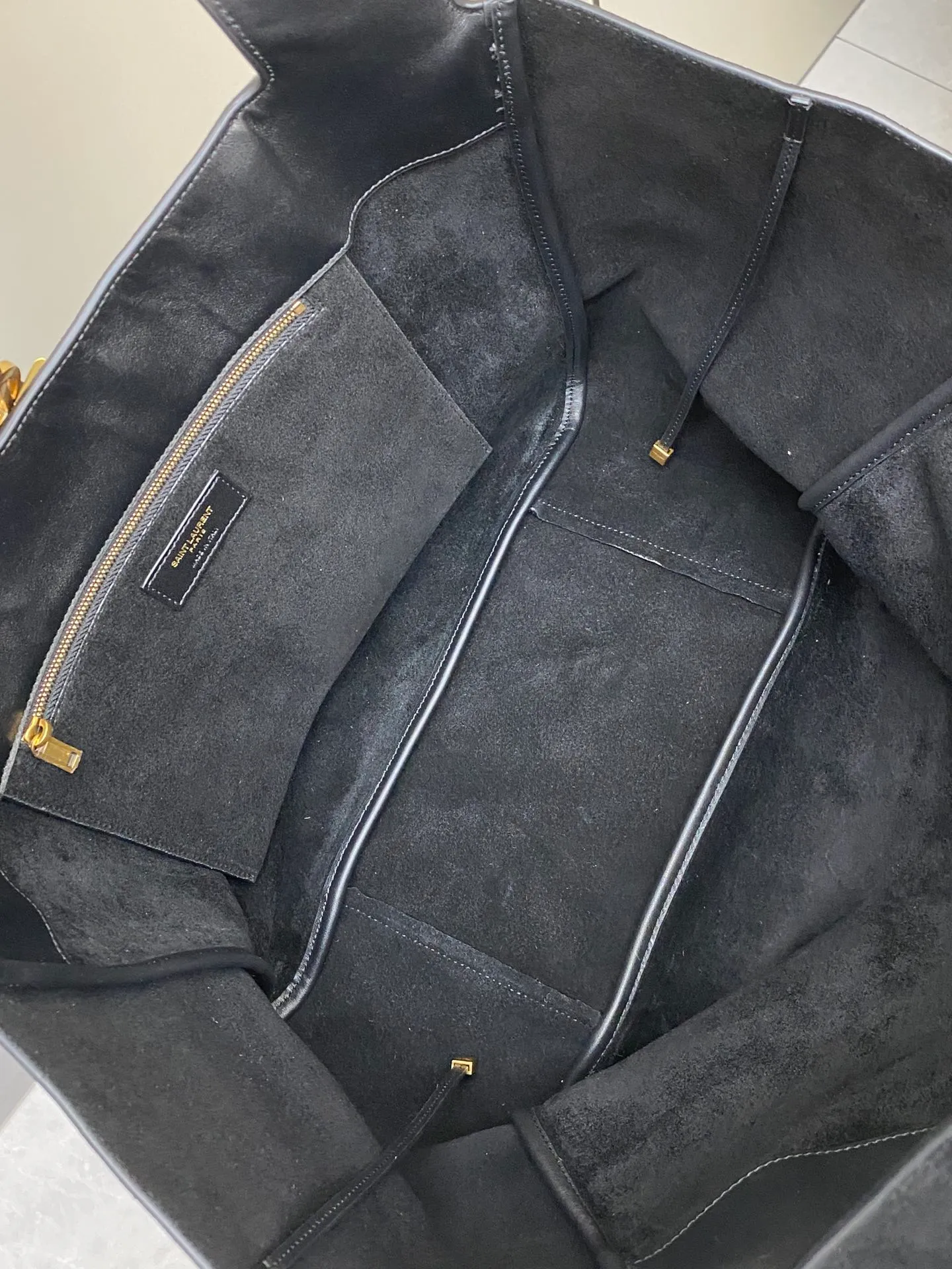 💰2560 Matte black leather/antique gold 🌈Horizontal tote bag version of the new BEA handbag, leather tab closure, decorated with LE CASSANDRE. Roomy and lined in tonal suede, it features a main compartment and an interior zipped pocket. Internal lace-up design, the sides can be folded or unfolded as needed. Soft deerskin bea has an exclusive rare and luxurious texture. The simple appearance is coupled with the softness of the upper body and a lazy style. The sides can also be contracted. There are two forms👑202301280 Model: 763435 [original leather] Size: 50x28x18cm [This size does not come with packaging]