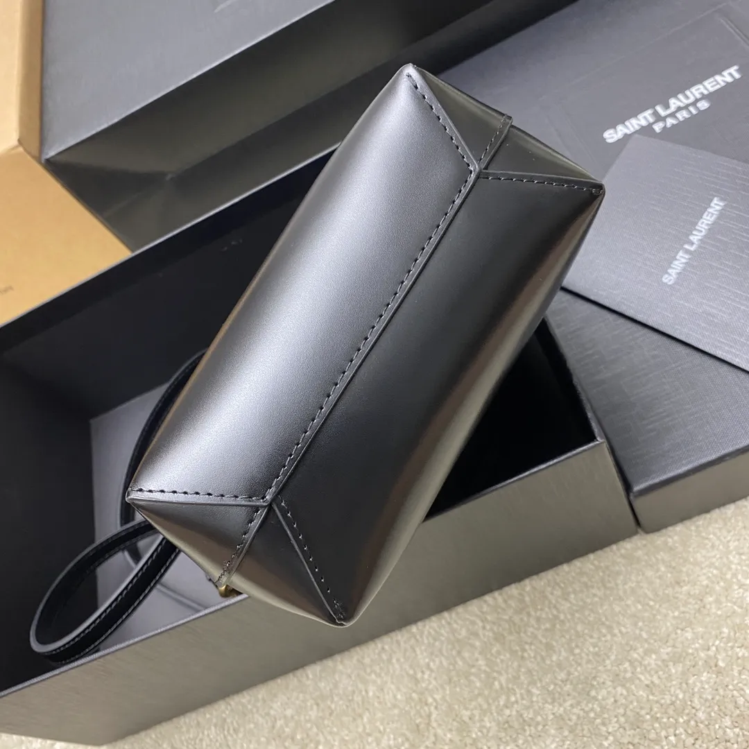 p1500 special grade original black plain/gold 🌈New YSL mini plain tote bag This bag must have its place among mini bags! First, it is small enough and cute enough. Second, it has a large enough capacity to hold it. Third, its crocodile pattern embossing is durable enough. With these three points, almost no cute little one can beat it! The design of the small handbag and detachable shoulder strap is also more outstanding in terms of carrying ability. It is so cute and has no shortcomings. I love it! ! It must be developed by ZP, see the comparison chart for similarity! Please rest assured about the quality and leave it to us! 20240580 Model: 773995 [original leather] Size: 18×17×8cm