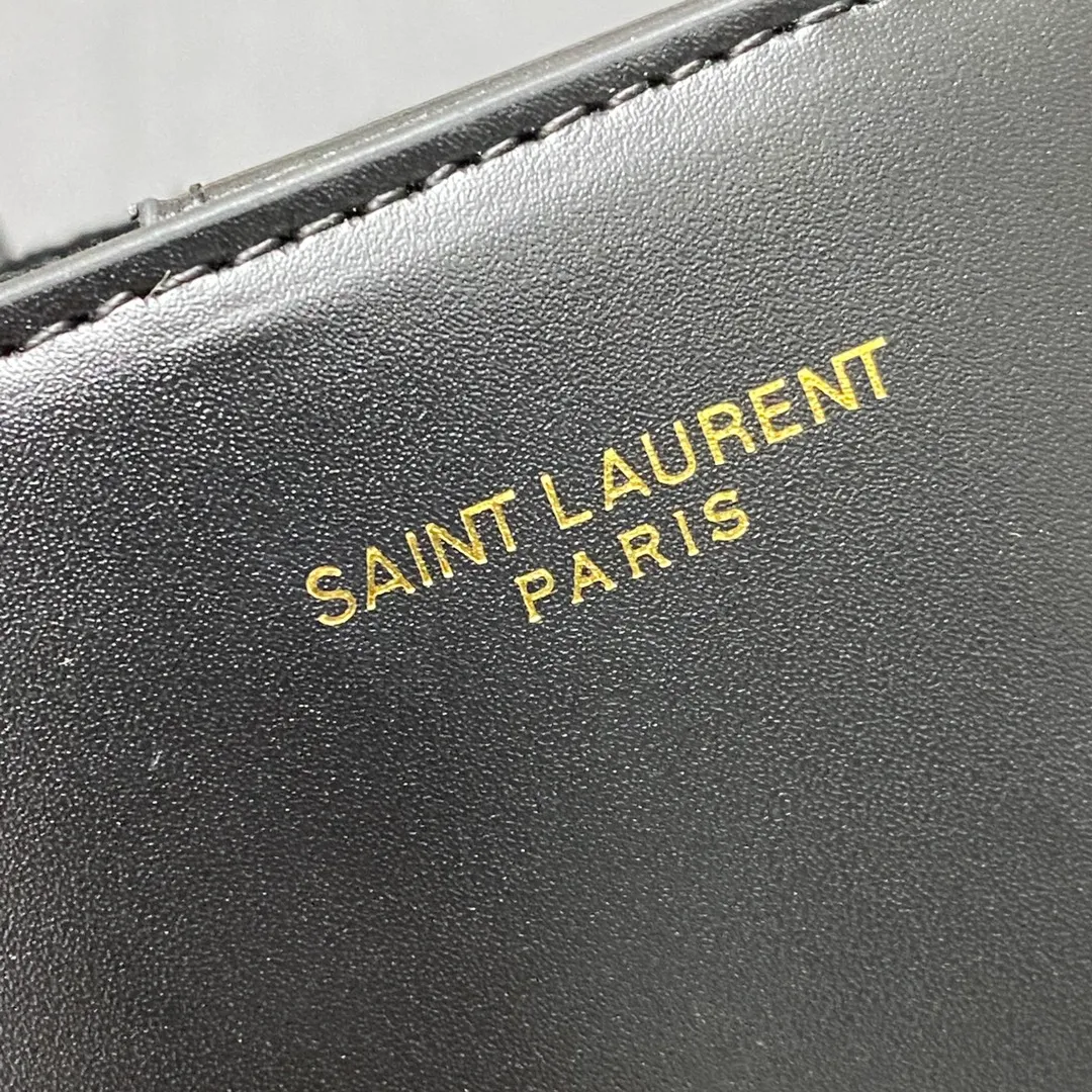 p1500 special grade original black plain/gold 🌈New YSL mini plain tote bag This bag must have its place among mini bags! First, it is small enough and cute enough. Second, it has a large enough capacity to hold it. Third, its crocodile pattern embossing is durable enough. With these three points, almost no cute little one can beat it! The design of the small handbag and detachable shoulder strap is also more outstanding in terms of carrying ability. It is so cute and has no shortcomings. I love it! ! It must be developed by ZP, see the comparison chart for similarity! Please rest assured about the quality and leave it to us! 20240580 Model: 773995 [original leather] Size: 18×17×8cm