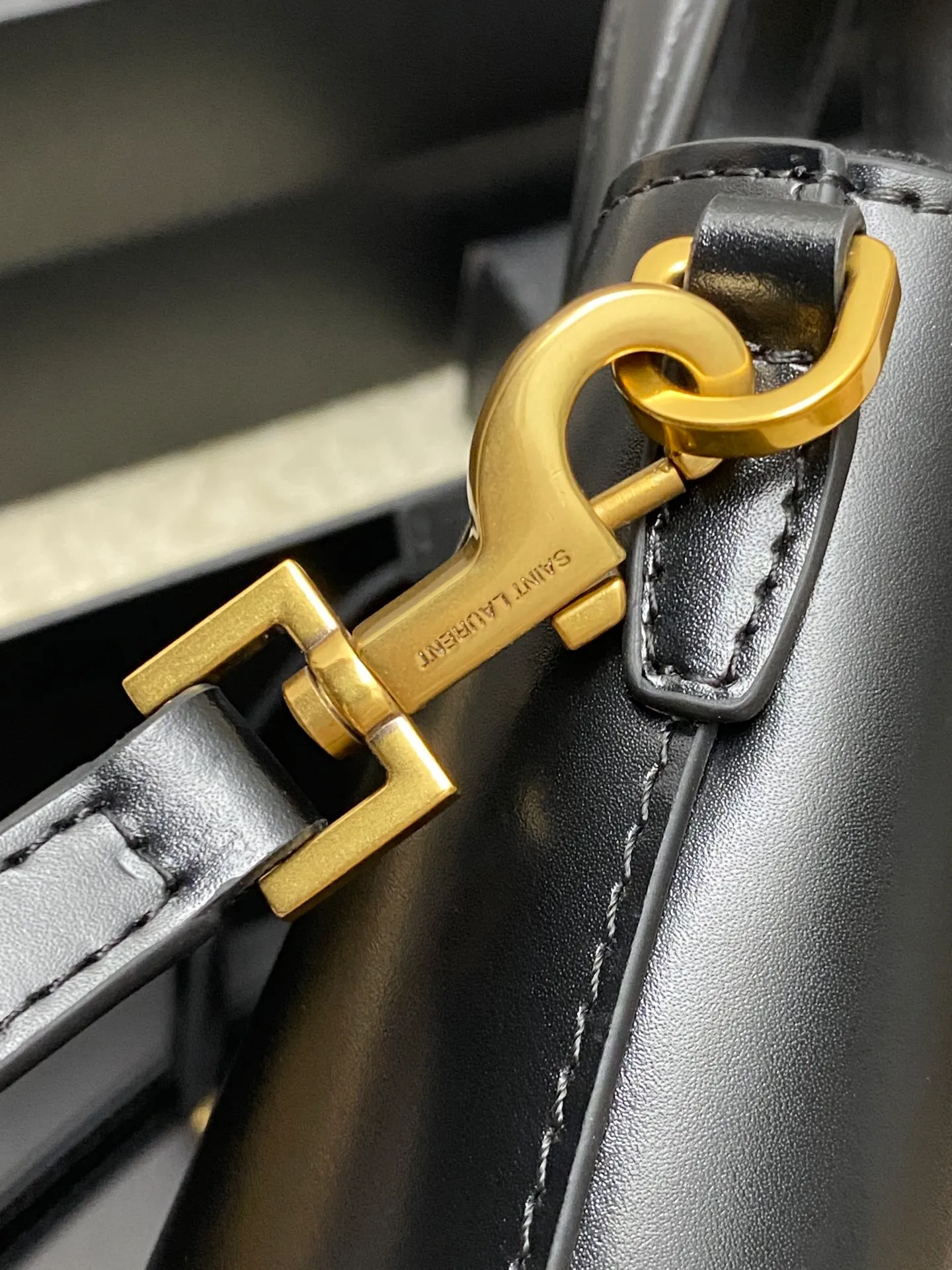 p1500 special grade original black plain/gold 🌈New YSL mini plain tote bag This bag must have its place among mini bags! First, it is small enough and cute enough. Second, it has a large enough capacity to hold it. Third, its crocodile pattern embossing is durable enough. With these three points, almost no cute little one can beat it! The design of the small handbag and detachable shoulder strap is also more outstanding in terms of carrying ability. It is so cute and has no shortcomings. I love it! ! It must be developed by ZP, see the comparison chart for similarity! Please rest assured about the quality and leave it to us! 20240580 Model: 773995 [original leather] Size: 18×17×8cm