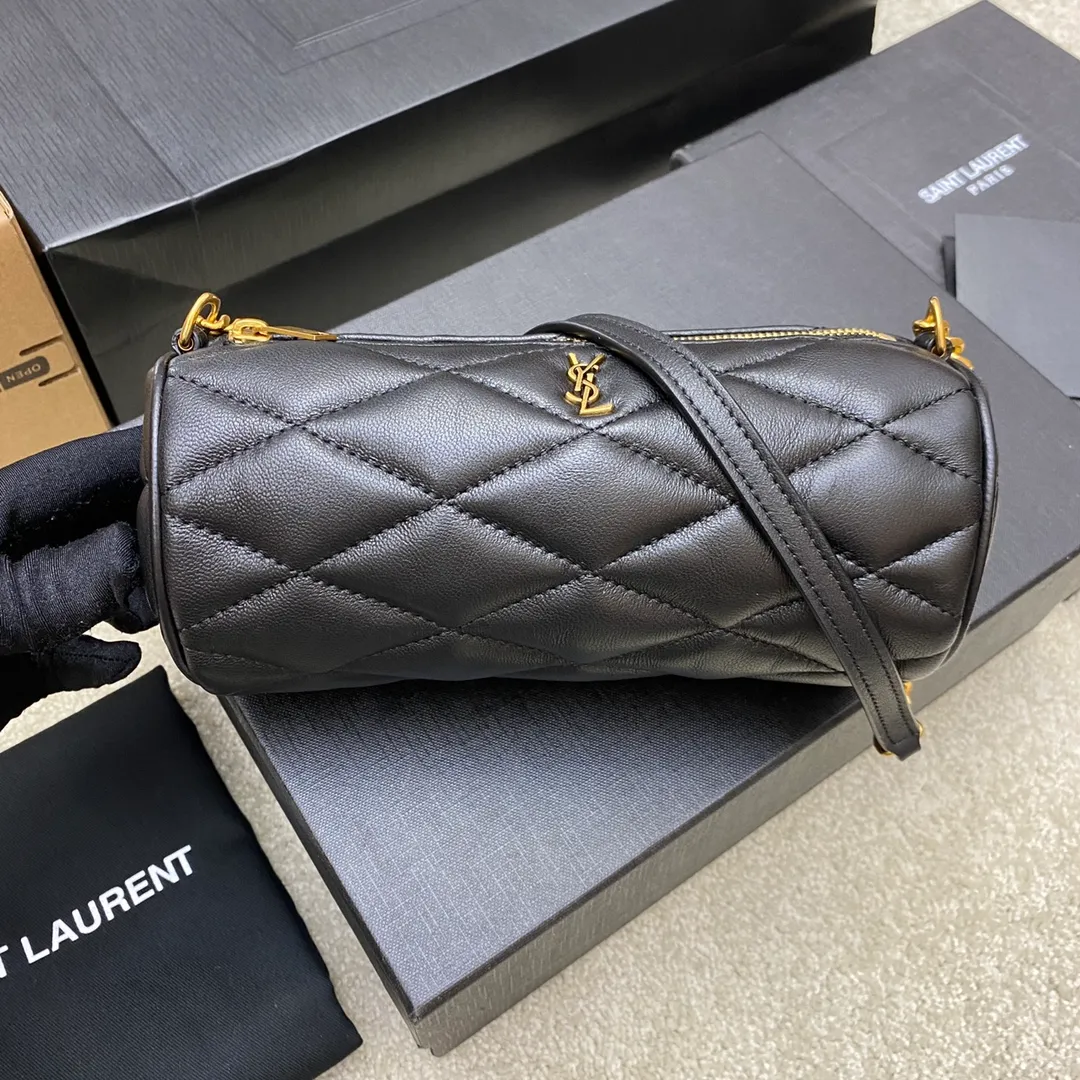 p1320 The top product on the market, sheepskin black/gold 🌈YSL's new sade small armpit cylinder bag, lambskin 🐏 with retro metal chain, just right for those who like small round bags 🤗The capacity is much larger than woc, and it looks great on the back in summer 👍20220660 Model: 699703 [original leather] Size: 20x10x10cm