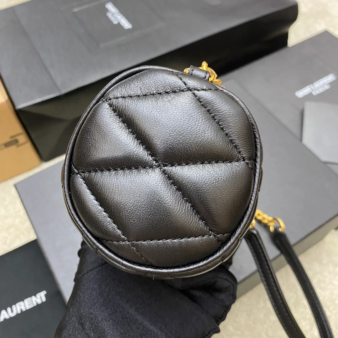 p1320 The top product on the market, sheepskin black/gold 🌈YSL's new sade small armpit cylinder bag, lambskin 🐏 with retro metal chain, just right for those who like small round bags 🤗The capacity is much larger than woc, and it looks great on the back in summer 👍20220660 Model: 699703 [original leather] Size: 20x10x10cm