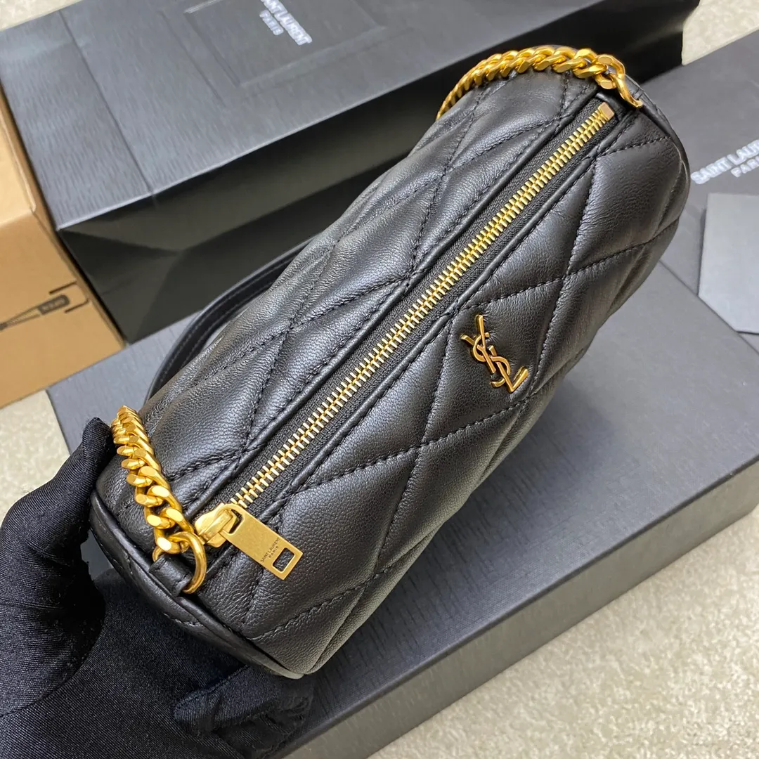 p1320 The top product on the market, sheepskin black/gold 🌈YSL's new sade small armpit cylinder bag, lambskin 🐏 with retro metal chain, just right for those who like small round bags 🤗The capacity is much larger than woc, and it looks great on the back in summer 👍20220660 Model: 699703 [original leather] Size: 20x10x10cm