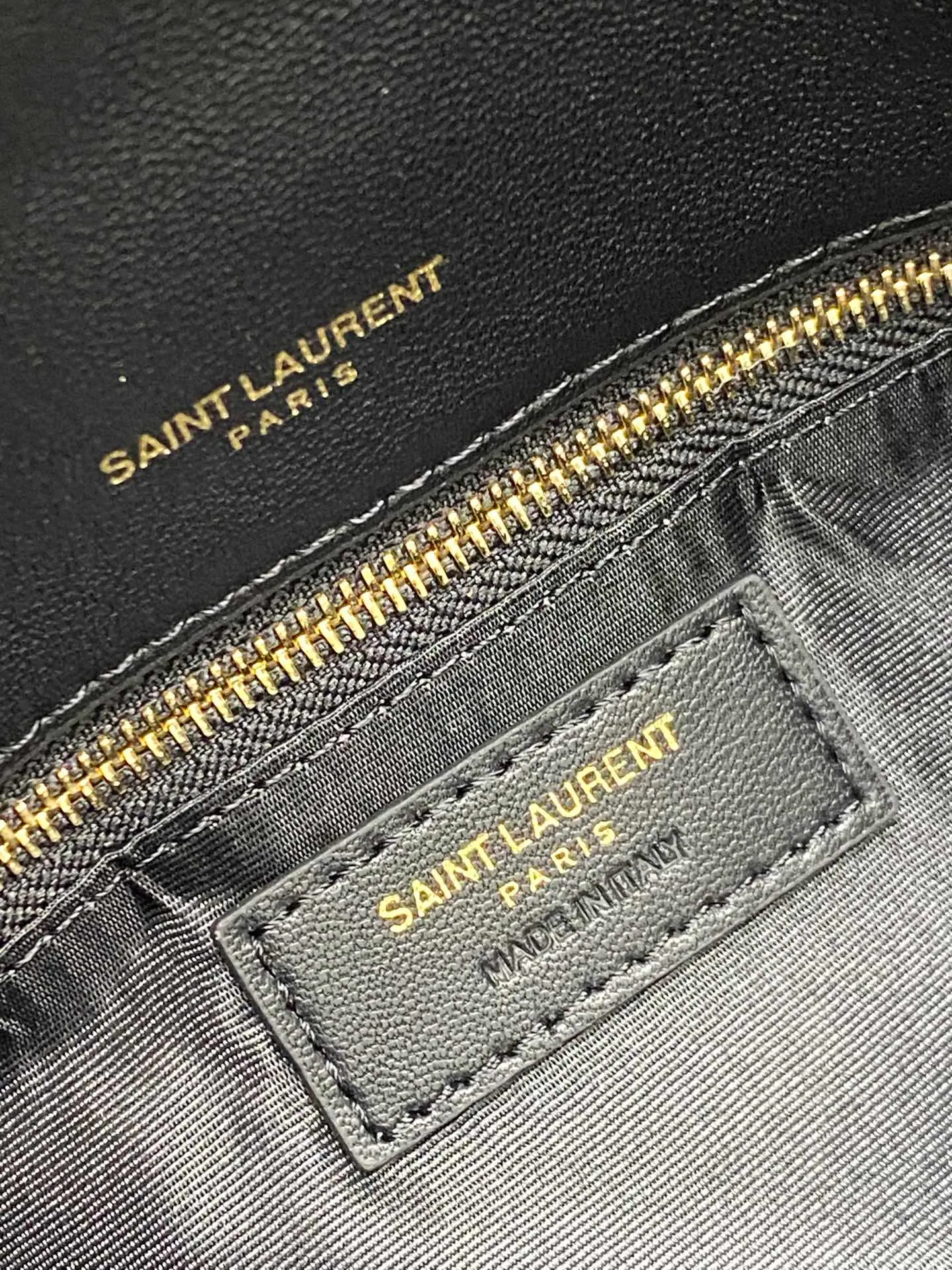 💰1440 black sheepskin/antique gold 🌈𝙇𝙤𝙪𝙇𝙤𝙪 𝙥𝙪𝙛𝙛𝙚𝙧～LOULOU PUFFER new mini double chain quilted lambskin bag, super popular style counter, the latest mini size! Made of original ZP leather, it feels soft and delicate, and it is as cute as a marshmallow when you take it out! The bag has an inner zippered pocket for mobile phones and valuables, and a card slot for cards. Apart from this, there are no extra inner pockets. Although it is small, it has all the essentials and can be used as you like👍20230720 Model: 759337 [original leather] Size: 23x15.5x5.8cm