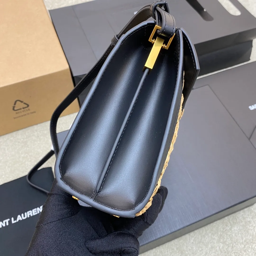 💰1560 woven black leather/gold 🌈The 2022 spring and summer counter strongly recommends the "Grass Weaving Series" 𝐂𝐚𝐬𝐬𝐚𝐧𝐝𝐫𝐚, genuine original cowhide grass weaving, let it accompany you to new heights! Y family's unique straw weave series, black is a very easy-to-match color, it can match your style. This summer, you will be more beautiful with it! Authentic quality, feel free to compare😎20230780 Model: 532753 [original leather] Size: 20x16x7.5cm