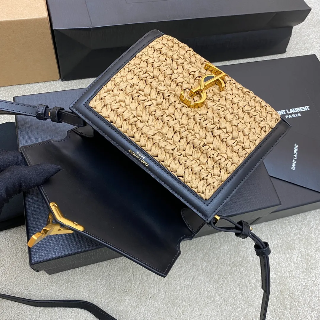 💰1560 woven black leather/gold 🌈The 2022 spring and summer counter strongly recommends the "Grass Weaving Series" 𝐂𝐚𝐬𝐬𝐚𝐧𝐝𝐫𝐚, genuine original cowhide grass weaving, let it accompany you to new heights! Y family's unique straw weave series, black is a very easy-to-match color, it can match your style. This summer, you will be more beautiful with it! Authentic quality, feel free to compare😎20230780 Model: 532753 [original leather] Size: 20x16x7.5cm