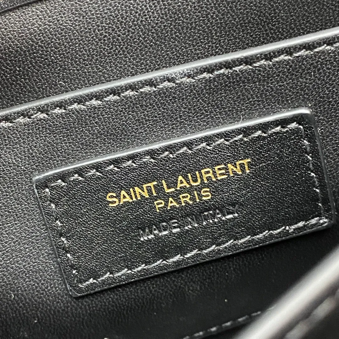 💰1560 woven black leather/gold 🌈The 2022 spring and summer counter strongly recommends the "Grass Weaving Series" 𝐂𝐚𝐬𝐬𝐚𝐧𝐝𝐫𝐚, genuine original cowhide grass weaving, let it accompany you to new heights! Y family's unique straw weave series, black is a very easy-to-match color, it can match your style. This summer, you will be more beautiful with it! Authentic quality, feel free to compare😎20230780 Model: 532753 [original leather] Size: 20x16x7.5cm