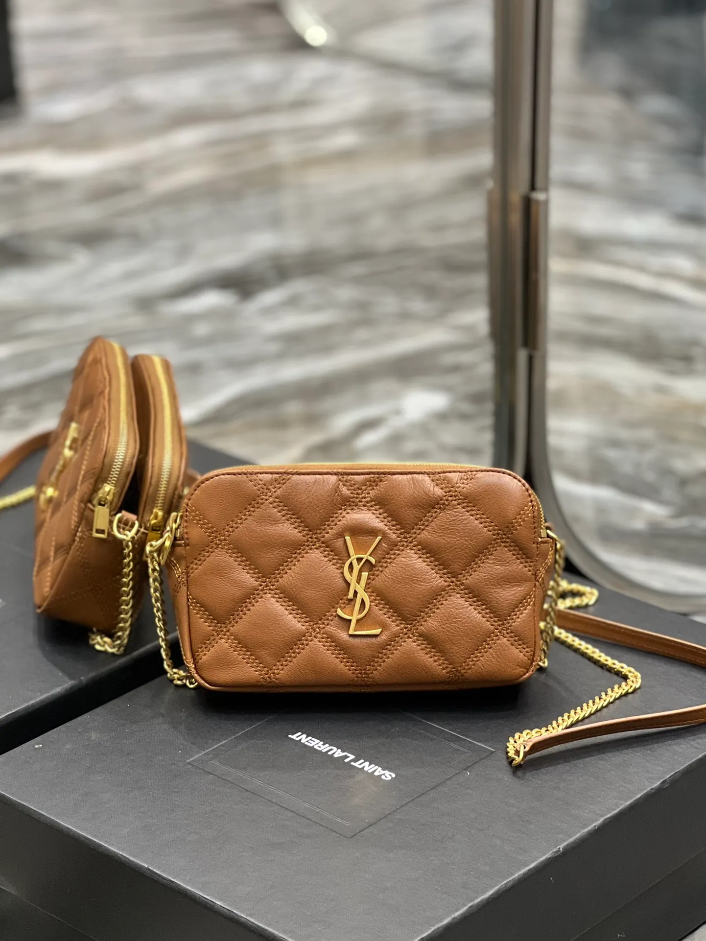 The latest BECKY diamond-shaped quilted double zipper clutch bag in the counter is made of original lambskin with a very delicate feel. It is matched with diamond-shaped quilting patterns and simple iconic logos. It is classic and versatile! The double zipper design is convenient for sorting and storing. The bag is quite light in weight and large enough to accommodate various types of mobile phones. It has 4 card slots inside, one for mobile phones and one for cards and sundries. You don’t even need to buy a card holder to use it and its performance is amazing! p1360 Size: 19x11x5cm Model: 608941