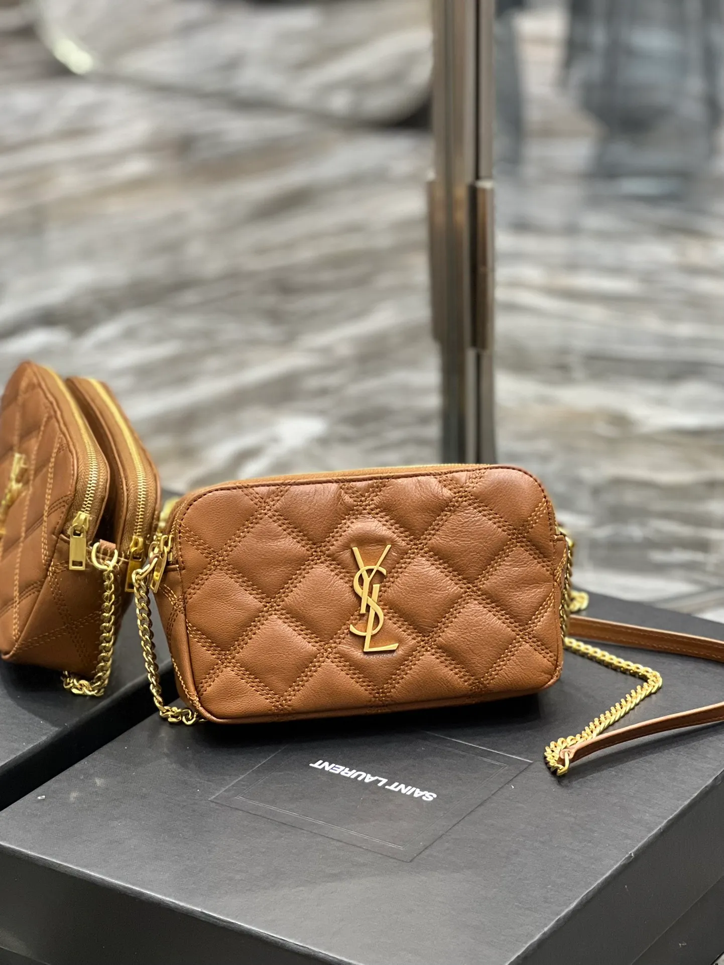 The latest BECKY diamond-shaped quilted double zipper clutch bag in the counter is made of original lambskin with a very delicate feel. It is matched with diamond-shaped quilting patterns and simple iconic logos. It is classic and versatile! The double zipper design is convenient for sorting and storing. The bag is quite light in weight and large enough to accommodate various types of mobile phones. It has 4 card slots inside, one for mobile phones and one for cards and sundries. You don’t even need to buy a card holder to use it and its performance is amazing! p1360 Size: 19x11x5cm Model: 608941