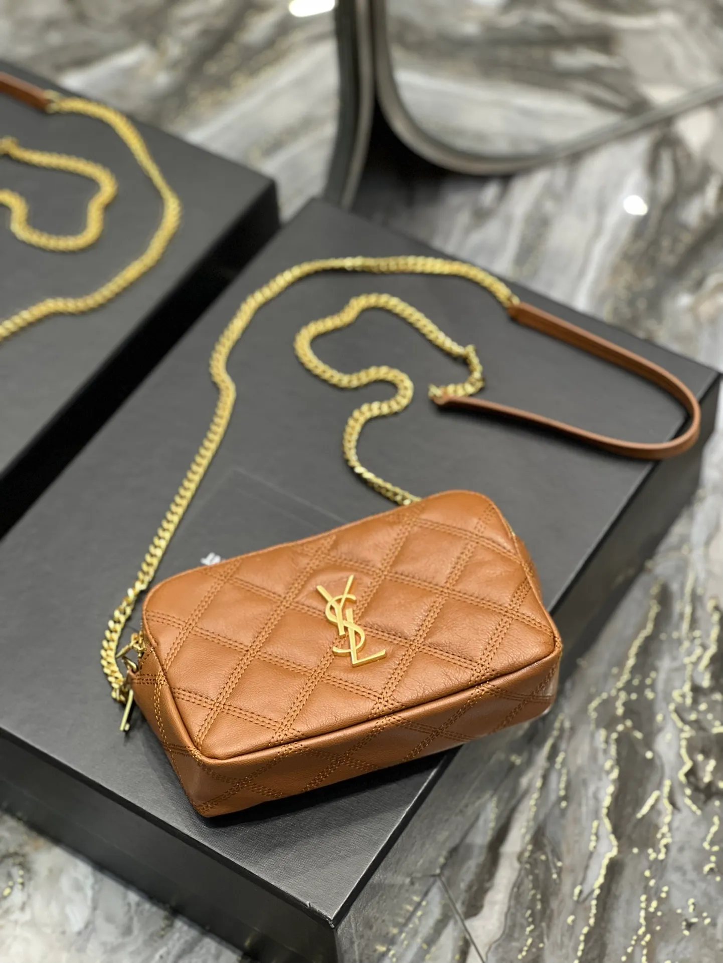 The latest BECKY diamond-shaped quilted double zipper clutch bag in the counter is made of original lambskin with a very delicate feel. It is matched with diamond-shaped quilting patterns and simple iconic logos. It is classic and versatile! The double zipper design is convenient for sorting and storing. The bag is quite light in weight and large enough to accommodate various types of mobile phones. It has 4 card slots inside, one for mobile phones and one for cards and sundries. You don’t even need to buy a card holder to use it and its performance is amazing! p1360 Size: 19x11x5cm Model: 608941