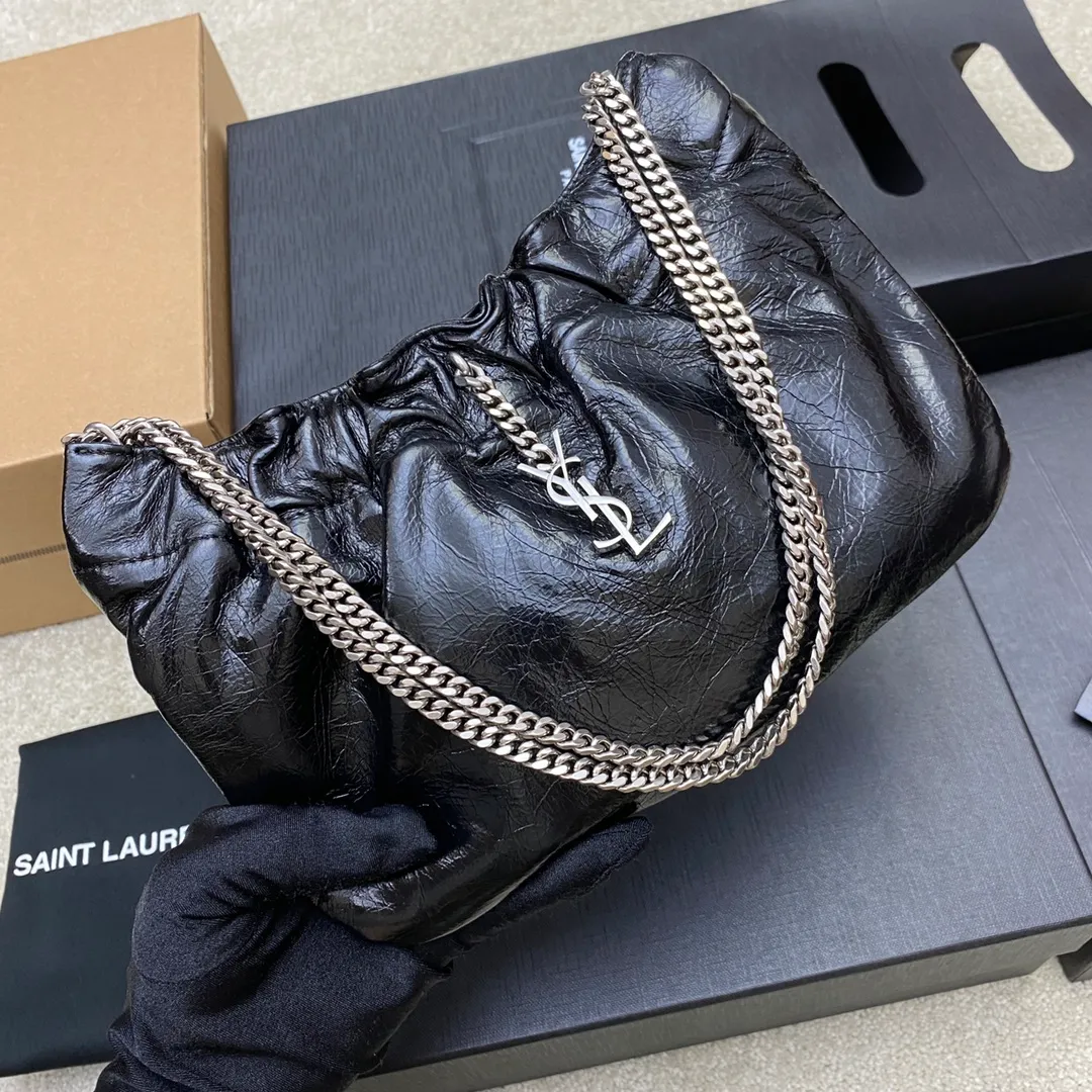 p1360 The top product in the market, waxed leather black/antique silver 🌈New cloud bag Mini leather shoulder bag cloud-shaped armpit bag/chain bag ☁The original leather has a unique leather fragrance, the leather is super soft, and it feels very comfortable to the touch🤗The lining is original lambskin, the overall design is retro and elegant, it looks good in the hand or on the shoulder, a must-have fashionable item👍20210680 Model: 681632 [original leather] Size: 24x14x4cm Shoulder strap length: 70cm