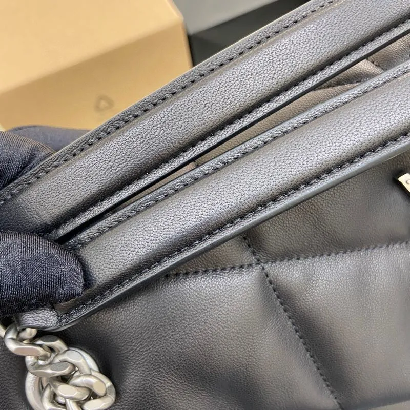 Black sheepskin/silver hardware 🌈𝑳𝑶𝑼𝑳𝑶𝑼 𝑷𝑼𝑭𝑭𝑬𝑹 Large quilted lambskin bag, made of genuine genuine leather, feels soft and delicate, like embracing clouds☁️; the classic Y family logo, chain and buttonhole hardware are all made of Barkin matte silver hardware. The opening of the bag is folded and sealed with a magnetic snap buckle, which has first-class sealing and safety👍20210900 Size: 35*23*13.5cm Model: 577475 [original leather]