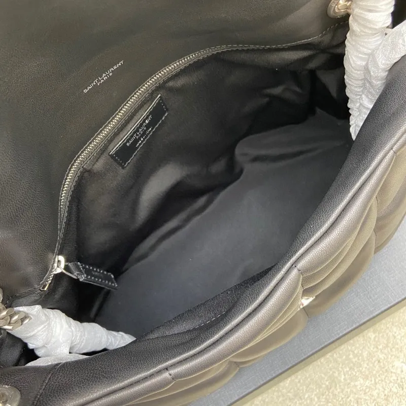 Black sheepskin/silver hardware 🌈𝑳𝑶𝑼𝑳𝑶𝑼 𝑷𝑼𝑭𝑭𝑬𝑹 Large quilted lambskin bag, made of genuine genuine leather, feels soft and delicate, like embracing clouds☁️; the classic Y family logo, chain and buttonhole hardware are all made of Barkin matte silver hardware. The opening of the bag is folded and sealed with a magnetic snap buckle, which has first-class sealing and safety👍20210900 Size: 35*23*13.5cm Model: 577475 [original leather]