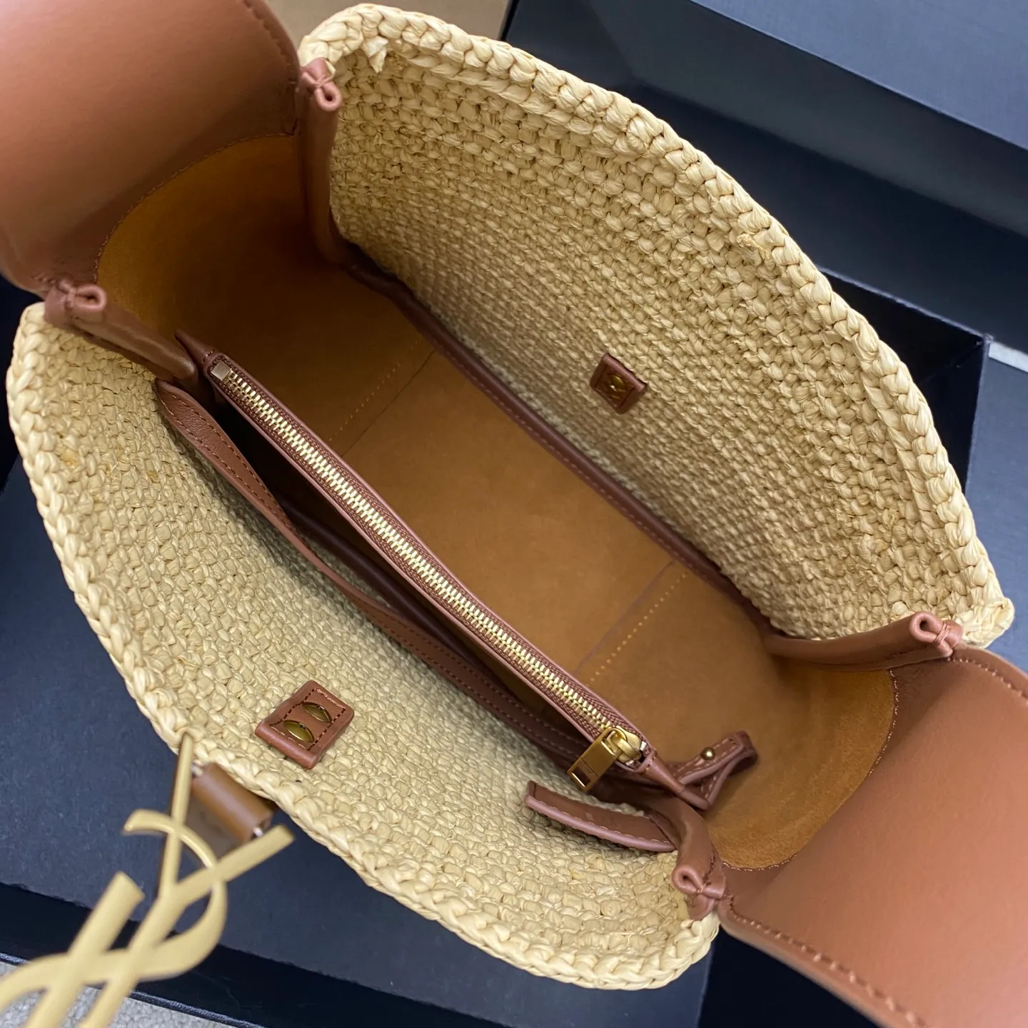 p1760 Premium Original Apricot Weave/Ancient Gold 🌈 Brand new and upgraded version [Raffia Weave]▪️ROSE▪️ New style for the new year, the same style as the Korean star Hobo!! This year’s extremely popular armpit bag Y Family is late but it’s here! ! The outline of the bag is simple and three-dimensional, and it looks stiff but not too sharp. Paired with the brand's iconic plug-in buckle, the overall look gives a unique and elegant, yet fashionable and modern temperament👑20250750 Model: 823812 [original leather] Size: 22x22x10cm