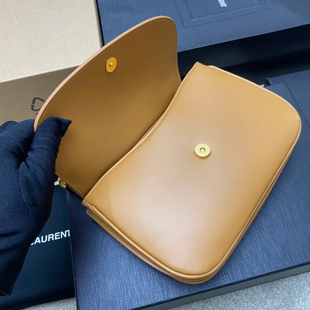 💰1560 brown plain leather/gold 🌈2022 new saddle bag CHARLIE medium smooth leather shoulder bag, CHARLIE medium smooth leather shoulder bag, CHARLIE medium front flap shoulder bag, decorated with metal intertwined YSL letter logo, with side bellows design, adjustable strap with buckle, can be used for shoulder or crossbody 👍20220780 Model: 686742 [original leather] Size: 23x17x4cm