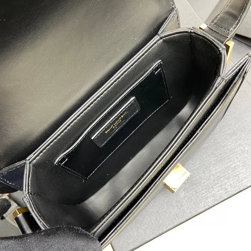 💰1600 toothpick pattern black/antique gold 🌈The most eye-catching new autumn and winter product-Solferino The bag comes in two sizes and is made of high-grade BOX cowhide. The leather surface feels very flexible. The interior is designed with a three-layer accordion partition, which can easily accommodate daily necessities for going out on the street. The new and special switch buckle - opened with half an L button, will surprise you 😁 Adjustable shoulder strap, fashionable, versatile and practical 👍 20210800 Size: 19*14*6cm Model: 634306 [original leather]