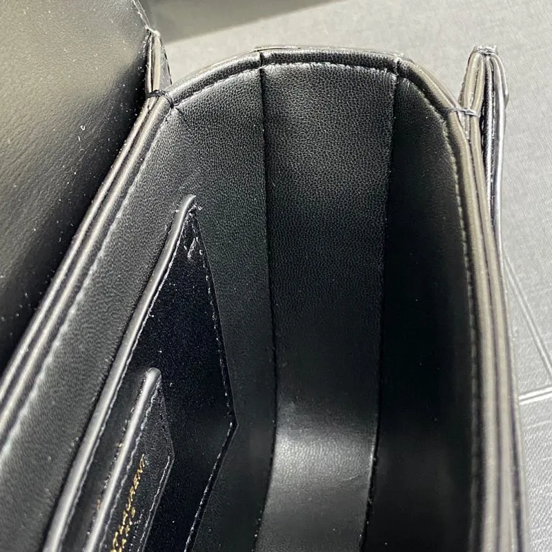 💰1600 toothpick pattern black/antique gold 🌈The most eye-catching new autumn and winter product-Solferino The bag comes in two sizes and is made of high-grade BOX cowhide. The leather surface feels very flexible. The interior is designed with a three-layer accordion partition, which can easily accommodate daily necessities for going out on the street. The new and special switch buckle - opened with half an L button, will surprise you 😁 Adjustable shoulder strap, fashionable, versatile and practical 👍 20210800 Size: 19*14*6cm Model: 634306 [original leather]