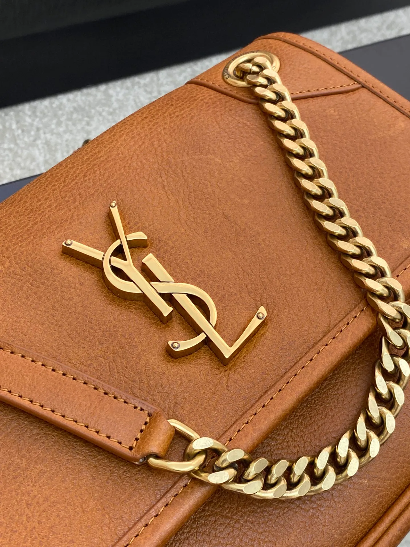 💰1900 brown leather/gold buckle 🌈NIKI_New camera bag/crossbody bag with advanced metal logo design. The retro sophistication is fully displayed. Italian custom vegetable tanned leather with gold chain, a timeless combination, front flap and zipper opening and closing design, the visual impact is instantly full! The camera bag is extremely practical and can be used for daily travel! 20230950 Model: 712520 [original leather] Size: 26×19×7.5/13cm Shoulder strap length: 26/46cm