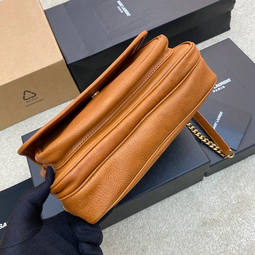 💰1900 brown leather/gold buckle 🌈NIKI_New camera bag/crossbody bag with advanced metal logo design. The retro sophistication is fully displayed. Italian custom vegetable tanned leather with gold chain, a timeless combination, front flap and zipper opening and closing design, the visual impact is instantly full! The camera bag is extremely practical and can be used for daily travel! 20230950 Model: 712520 [original leather] Size: 26×19×7.5/13cm Shoulder strap length: 26/46cm