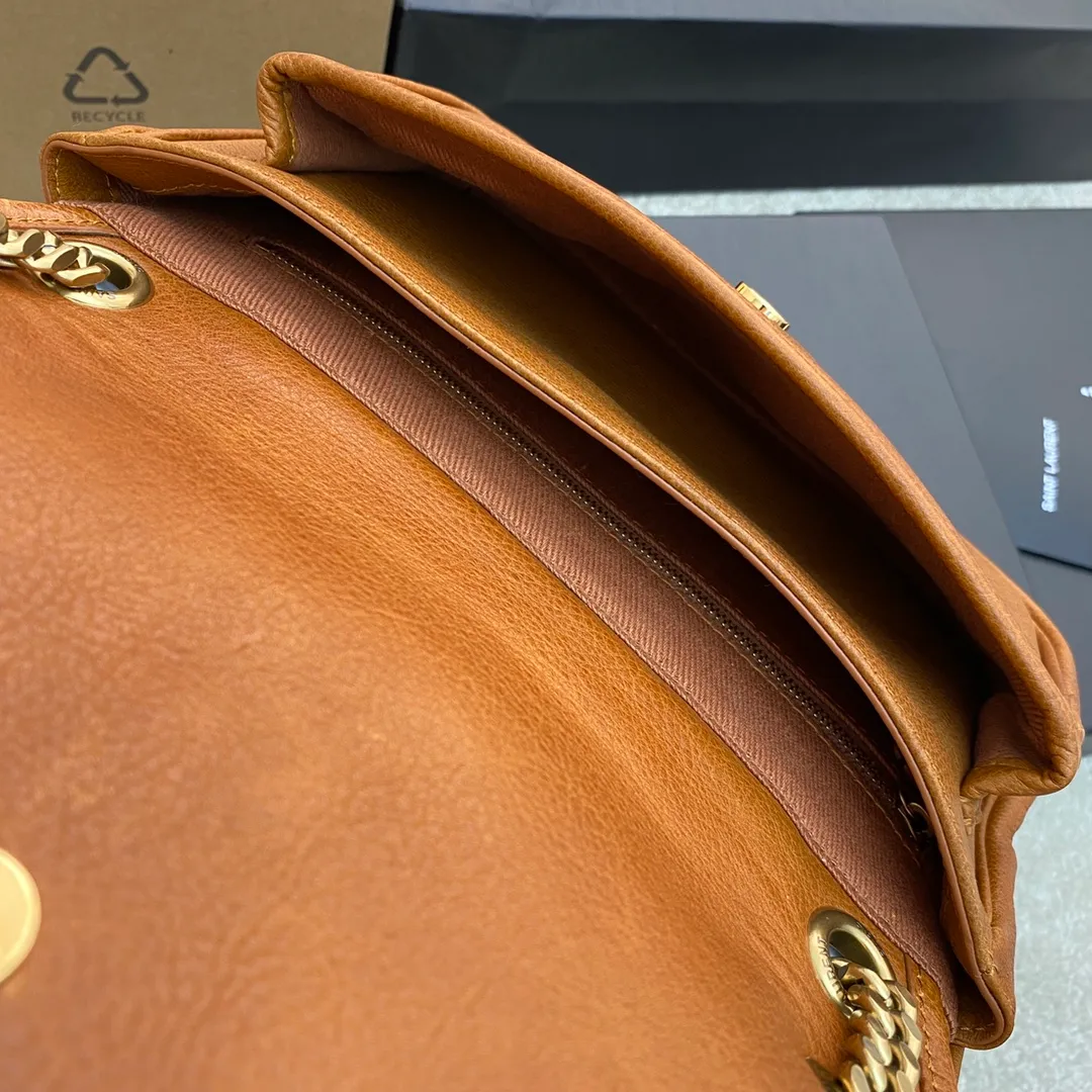 💰1900 brown leather/gold buckle 🌈NIKI_New camera bag/crossbody bag with advanced metal logo design. The retro sophistication is fully displayed. Italian custom vegetable tanned leather with gold chain, a timeless combination, front flap and zipper opening and closing design, the visual impact is instantly full! The camera bag is extremely practical and can be used for daily travel! 20230950 Model: 712520 [original leather] Size: 26×19×7.5/13cm Shoulder strap length: 26/46cm
