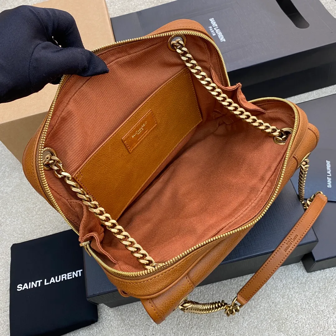 💰1900 brown leather/gold buckle 🌈NIKI_New camera bag/crossbody bag with advanced metal logo design. The retro sophistication is fully displayed. Italian custom vegetable tanned leather with gold chain, a timeless combination, front flap and zipper opening and closing design, the visual impact is instantly full! The camera bag is extremely practical and can be used for daily travel! 20230950 Model: 712520 [original leather] Size: 26×19×7.5/13cm Shoulder strap length: 26/46cm