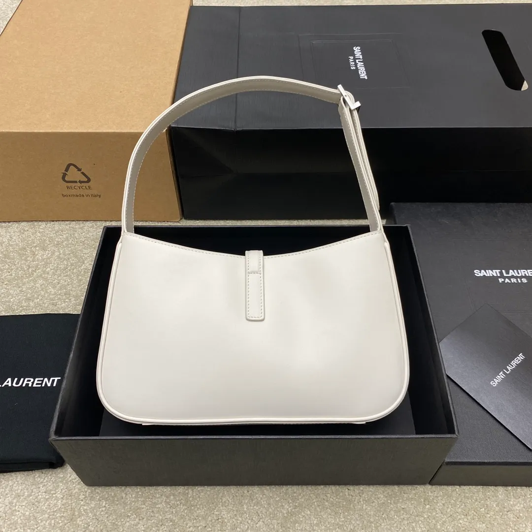💰1360 Milky white plain/silver buckle 🌈2022 spring and summer new armpit bag 🔥One of this year's treasure bags 👍Minimalist shape + metal logo buckle opening and closing design Adjustable shoulder strap Simple, beautiful and high-end feel The bag is light and easy to match The wife is so beautiful✨The bag has sufficient capacity💋20230680 Model: 657228 [Original leather] Size: 24.5*14*6cm