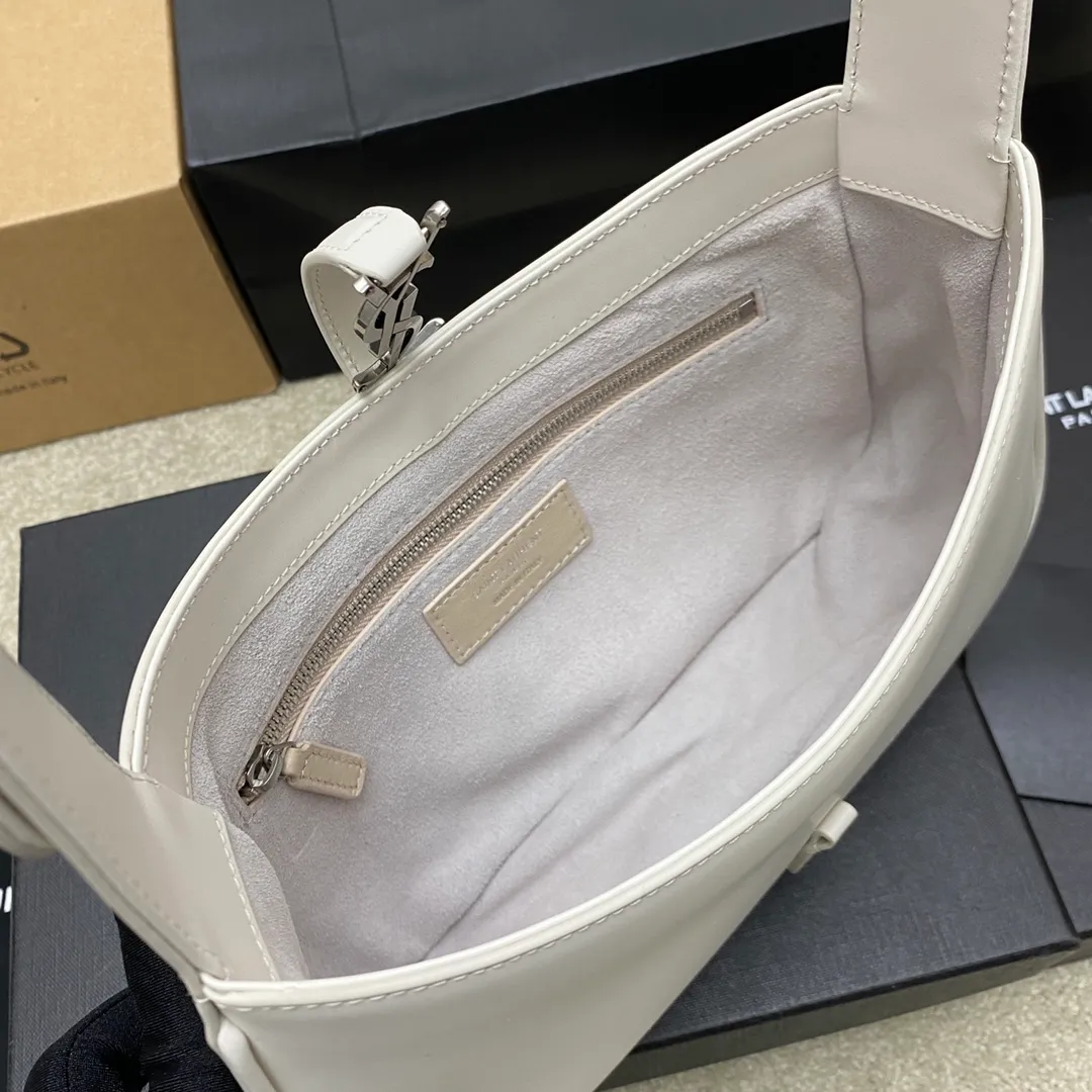 💰1360 Milky white plain/silver buckle 🌈2022 spring and summer new armpit bag 🔥One of this year's treasure bags 👍Minimalist shape + metal logo buckle opening and closing design Adjustable shoulder strap Simple, beautiful and high-end feel The bag is light and easy to match The wife is so beautiful✨The bag has sufficient capacity💋20230680 Model: 657228 [Original leather] Size: 24.5*14*6cm