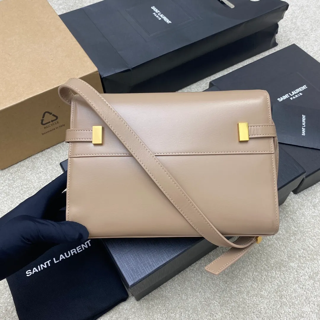 💰1560 Milk Tea Toothpick Pattern/Ancient Gold 🌈𝙈𝙖𝙣𝙝𝙖𝙩𝙩𝙖𝙣 𝟮𝟰𝙘𝙢The new Manhattan baguette small size is synchronized at the counter. The latest flip Manhattan baguette bag has changed the previous classic logo and replaced it with a low-key and simple design style. It is a bit like Kelly from the H family, with a very retro flavor! Combining business ➕leisure, in summary, it is versatile! It can be carried by hand, on one shoulder or across the body. It is a multi-purpose bag that satisfies both business ladies and little girls’ leisure time! Carefully selected original leather, perfect wiring, and exquisite hardware make the entire bag exude a high-end feel👍20230780 Model: 579270 [Original leather] Size: 24x17.5x6cm