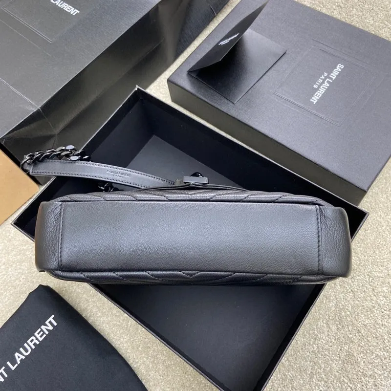 💰1300 black sheepskin/black chain 🌈Original leather version of the classic messenger bag👍The messenger bag is also called the messenger bag. As the name suggests, it is the bag that the postman carries when delivering newspapers and letters. Bags similar to the bags carried by the postmen are collectively called messenger bags👉This one from Y must be on the list! 20230650 Model: 392737 [original leather] Size: 24x17x6.5cm