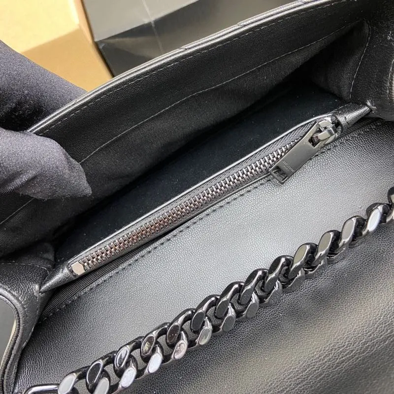 💰1300 black sheepskin/black chain 🌈Original leather version of the classic messenger bag👍The messenger bag is also called the messenger bag. As the name suggests, it is the bag that the postman carries when delivering newspapers and letters. Bags similar to the bags carried by the postmen are collectively called messenger bags👉This one from Y must be on the list! 20230650 Model: 392737 [original leather] Size: 24x17x6.5cm
