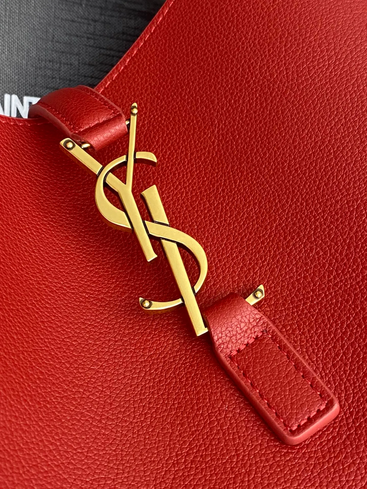 💰1560 Red plain/gold 🌈▪ROSE▪️ New style for autumn and winter, the same style as the Korean star Hobo!! This year’s extremely popular armpit bag Y Family is late but it’s here! ! The outline of the bag is simple and three-dimensional, and it looks stiff but not too sharp. Paired with the brand's iconic plug-in buckle, the overall look gives a unique temperament that is both classic and elegant, yet very fashionable and modern👍20220780 Model: 713938 [original leather] Size: 23x22x8cm