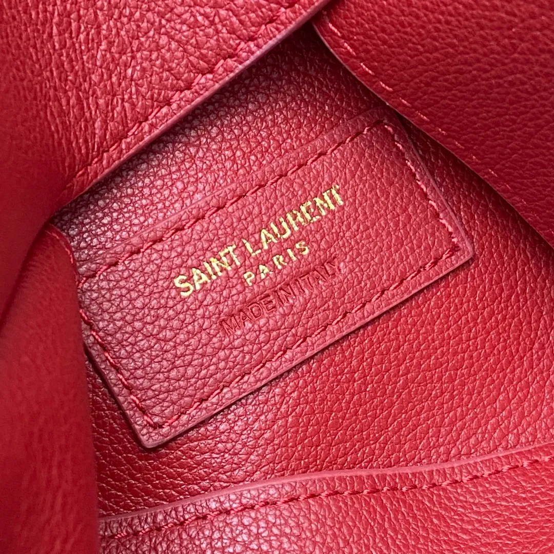 💰1560 Red plain/gold 🌈▪ROSE▪️ New style for autumn and winter, the same style as the Korean star Hobo!! This year’s extremely popular armpit bag Y Family is late but it’s here! ! The outline of the bag is simple and three-dimensional, and it looks stiff but not too sharp. Paired with the brand's iconic plug-in buckle, the overall look gives a unique temperament that is both classic and elegant, yet very fashionable and modern👍20220780 Model: 713938 [original leather] Size: 23x22x8cm