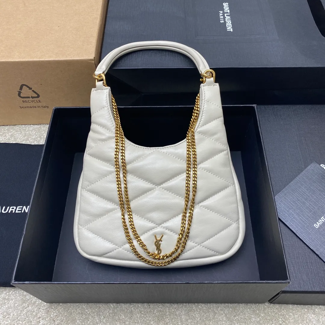 💰1360 white sheepskin/gold 🌈The new Sade hobo is here! The lambskin material feels super soft and waxy😎Diamond quilted sheepskin HOBO handbag LECASSANDRE. This stylish and versatile bag features fold-down top handles and a detachable shoulder strap for multiple carry options. Comes with a long, thin chain. This small bag can fit your cell phone perfectly, and can be carried by hand or cross-body. It’s so exquisite! 20250680 Shoulder strap length: 55cm Model: 793608 [original leather] Size: 19x21x4cm