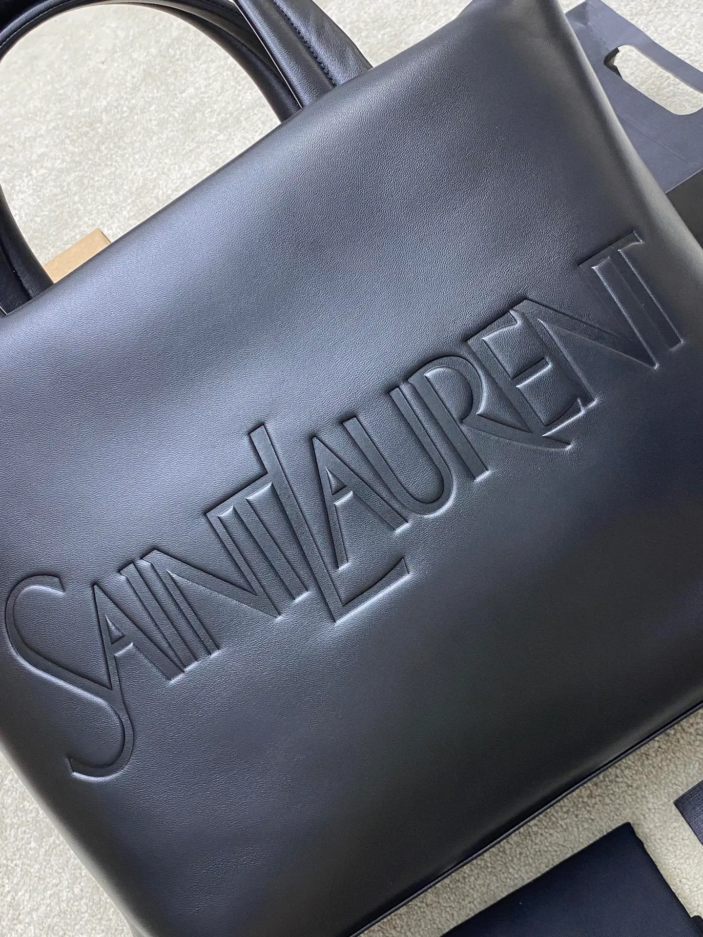 💰2400 black sheepskin/gun 🌈YSL new nappa lambskin tote bag ~ super cool dream bag! A newly launched simple and fashionable shopping tote bag. The letter design is embossed on the front, giving it a handsome and cool look. The inside and outside are full of lambskin texture. It feels super comfortable and is very light. It has a zipper bag inside, making it easy to wear in daily life. It is very practical and comfortable when traveling! Who doesn’t love big soft bags❤️The simple design and low-key style are not to be missed! 202401200 Model: 376269 [original leather] Size: 41-50x43x17cm [only one size without packaging]