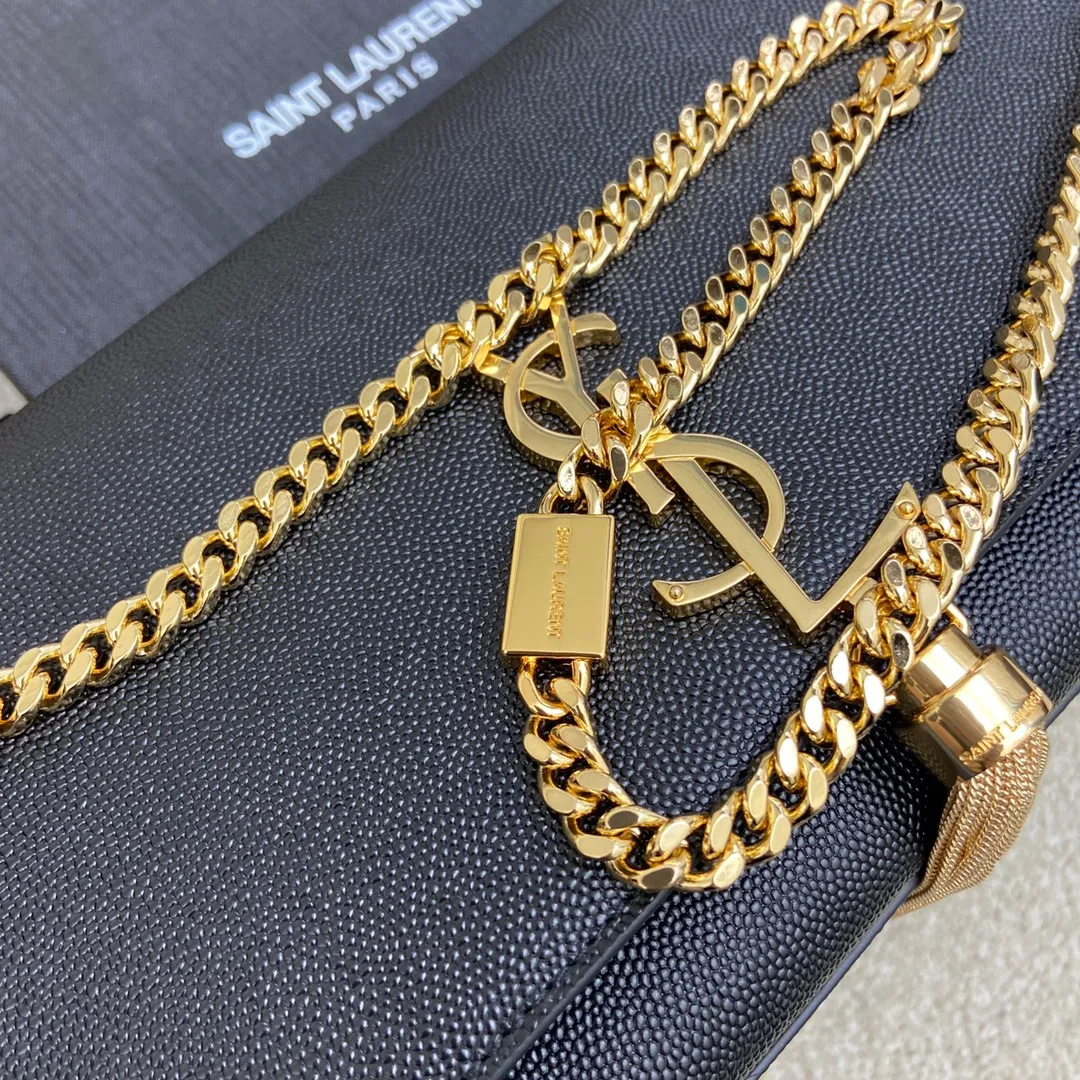 💰1300 ball pattern black/gold buckle [original leather] 🌈Y’s most classic style Kate crocodile pattern chain crossbody bag! A versatile style that is a must-have in every girl’s wardrobe! High-quality original crocodile-embossed cowhide, wear-resistant and scratch-resistant, no need to take special care of it💫Believe me, kate is definitely an eternal classic. No one can say that they are fashionable without a Y family tassel bag👍20210650 Model: 377829 Size: 24*14.5*5.5cm