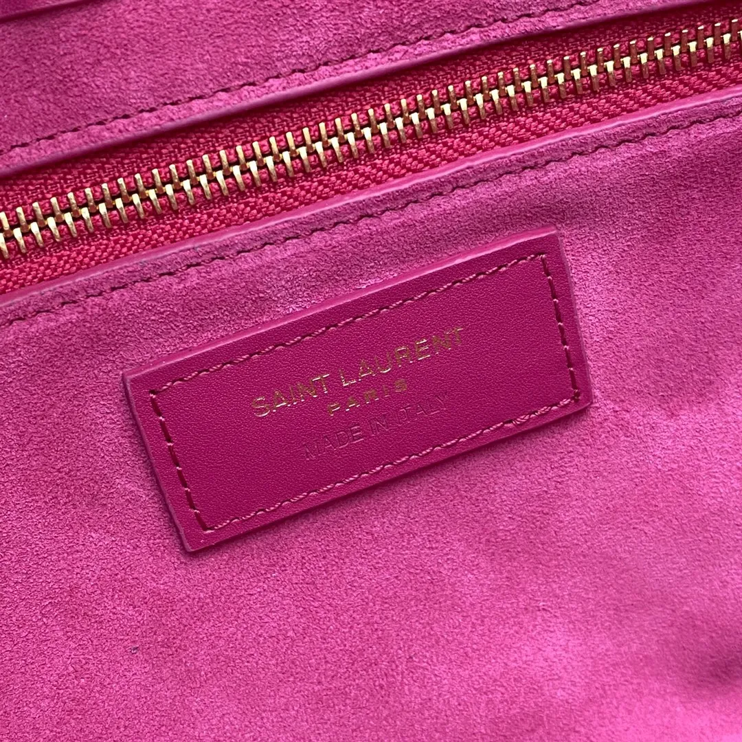 Plum red plain weave/gold buckle 🌈2022 spring and summer new plum red armpit bag💕One of this year's treasure bags👍Minimalist shape + metal logo buckle opening and closing design Adjustable shoulder strap Simple, beautiful and high-end feel The bag body is light and easy to match The wife is so beautiful👍The bag has sufficient capacity💋20210680 Model: 657228 [Original leather] Size: 24.5*14*6cm