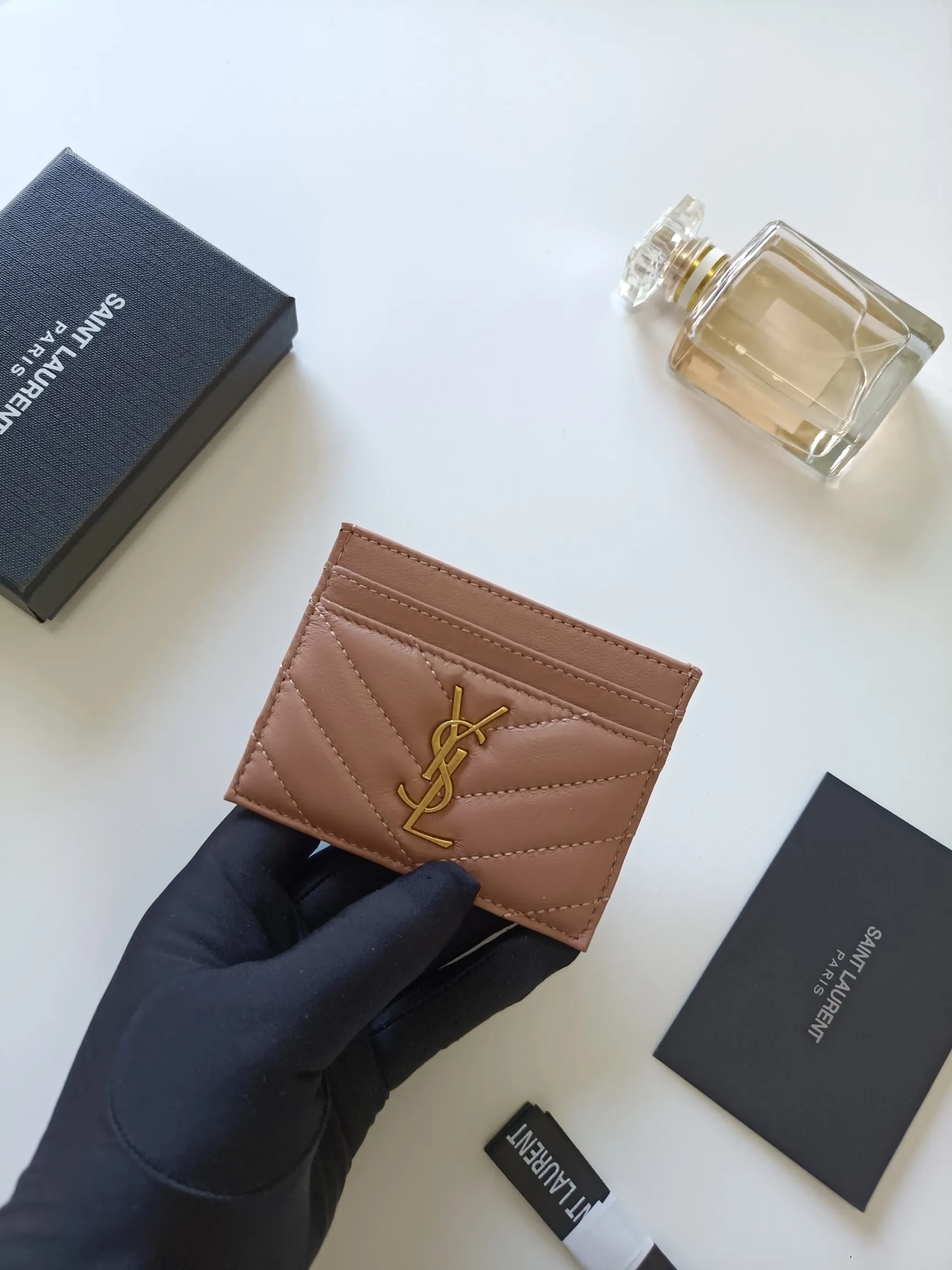 💰90 Saint Laurent new product shipped👉Genuine pickup bag, 🎀Sheep pattern microfiber lining, jacquard embossed stitching sheepskin credit card holder, metal interlocking YSL logo original single-pair hardware, replica details😋Style number: 423291😎Size: 10.5×7.5×0.5cm