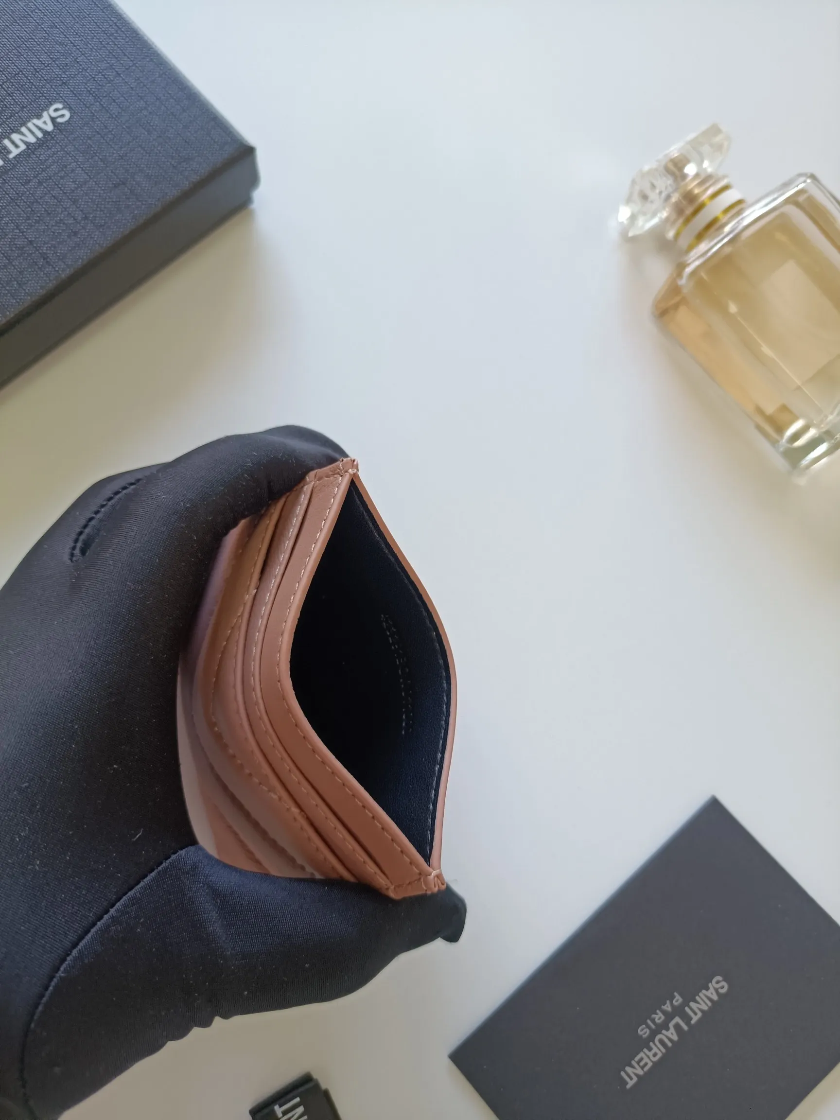 💰90 Saint Laurent new product shipped👉Genuine pickup bag, 🎀Sheep pattern microfiber lining, jacquard embossed stitching sheepskin credit card holder, metal interlocking YSL logo original single-pair hardware, replica details😋Style number: 423291😎Size: 10.5×7.5×0.5cm