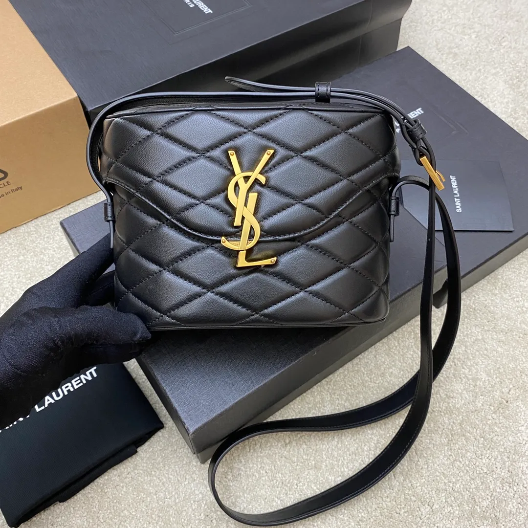 💰1500 black sheepskin/gold buckle 🌈2022 autumn and winter new JUNE quilted sheepskin box-shaped box bag, with front flap, fixed barrel design, extremely complicated handwork, with YSL letter swirl design and diamond pattern quilted overlock seams. Fashion is really reincarnation, the new small box bag gives people a bright retro look👍20220750 Model: 710080 [original leather] Size: 19x15x8cm