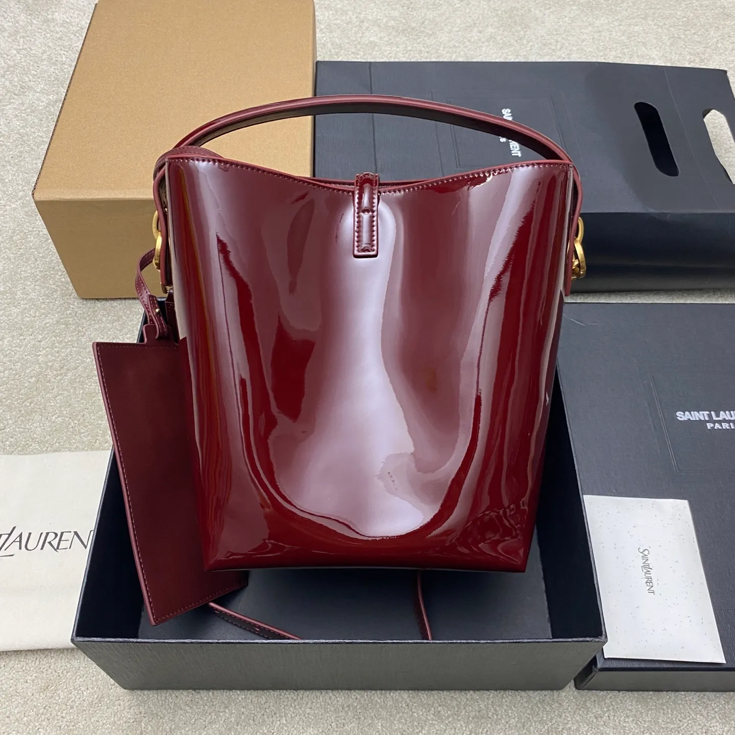 Patent leather maroon/gold 🌈LE 5À7 series new large and super good-looking bucket bag with handle_New bag type, made of Italian calfskin, the bag has a simple and three-dimensional outline, looks stiff but not too sharp, there is a metal foot nail at the bottom, with a classic iconic metal logo plug-in buckle, the overall gives a unique temperament that is both classic and elegant, but also very fashionable and modern! 20240990 Model: 742828 [original leather] Size: 25×20×12cm