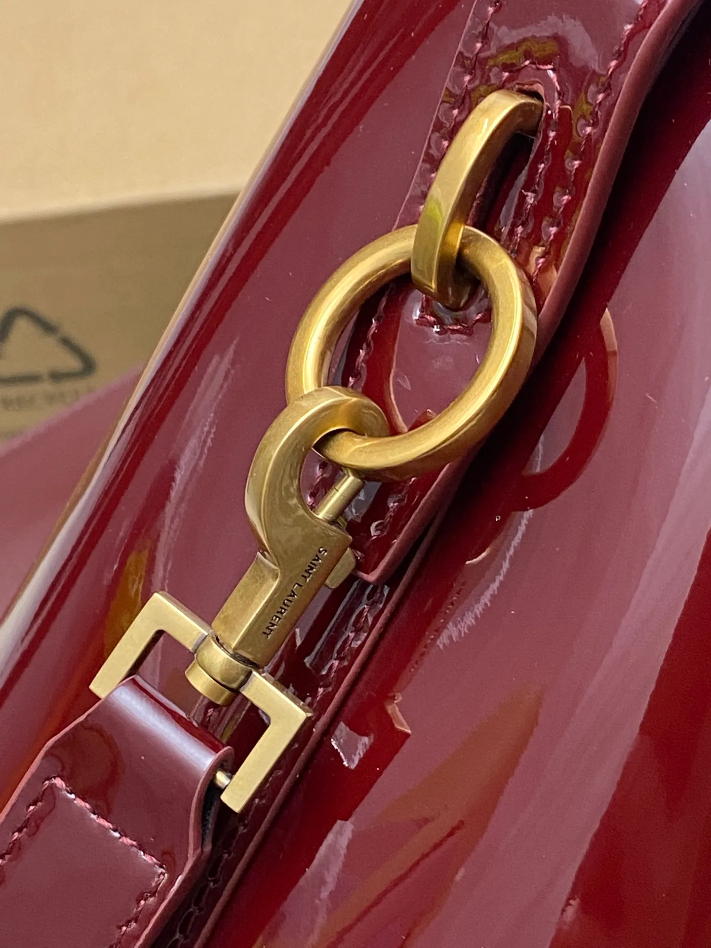 Patent leather maroon/gold 🌈LE 5À7 series new large and super good-looking bucket bag with handle_New bag type, made of Italian calfskin, the bag has a simple and three-dimensional outline, looks stiff but not too sharp, there is a metal foot nail at the bottom, with a classic iconic metal logo plug-in buckle, the overall gives a unique temperament that is both classic and elegant, but also very fashionable and modern! 20240990 Model: 742828 [original leather] Size: 25×20×12cm