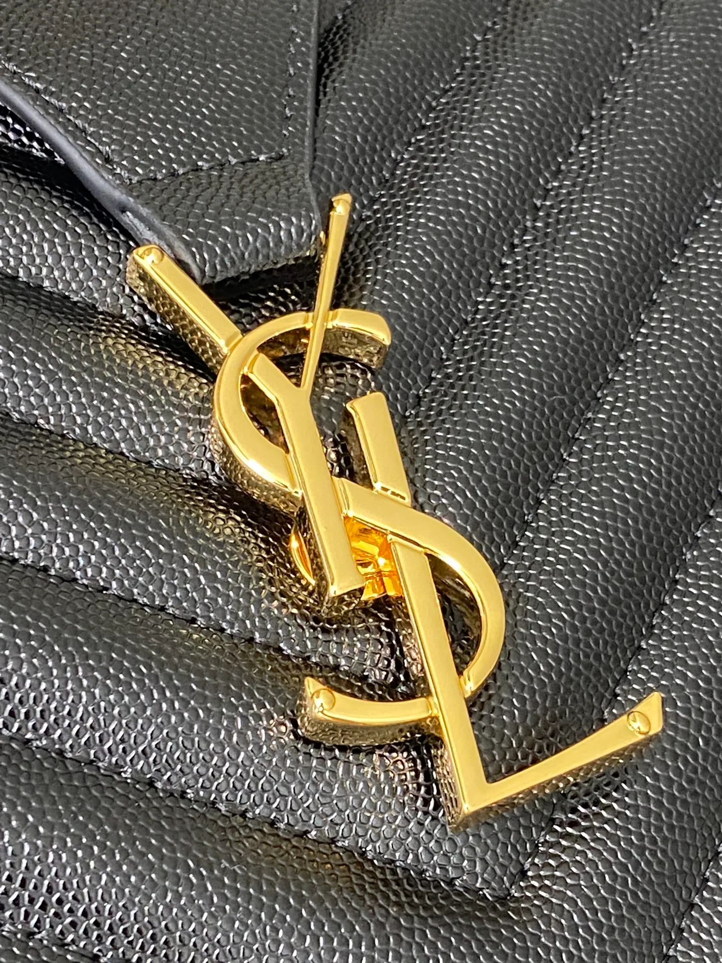 💰1700 black ball pattern/gold 🌈YSL Saint Laurent classic reappearance caviar V-shaped ball pattern shopping bag with metal YSL logo, metal chain, leather chain shoulder strap and horizontal and vertical jacquard embossed stitching decoration, fashionable and practical item, very capacity 👌20250850 Model: 668900 [original leather] Size: 33x22x15cm