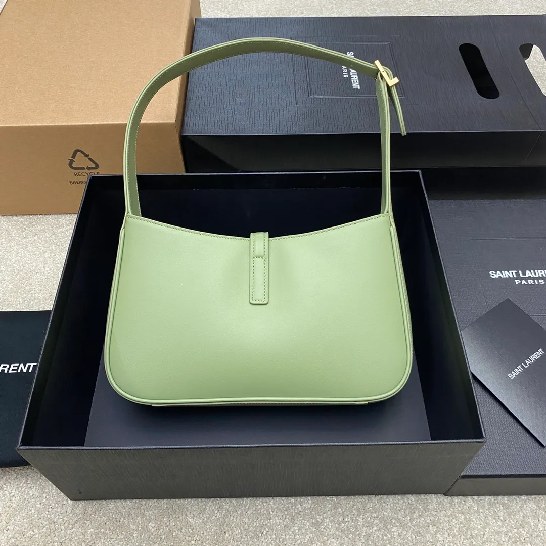 Plain avocado green/gold buckle 🌈2022 spring and summer avocado green avocado🥑Underarm bag🍀One of this year’s treasure bags👍Minimalist shape + metal logo buckle opening and closing design Adjustable shoulder strap Simple, beautiful and high-end The bag is light and easy to match The wife is so beautiful👍The bag has sufficient capacity💋20210680 Model: 657228 [Original leather] Size: 24.5*14*6cm