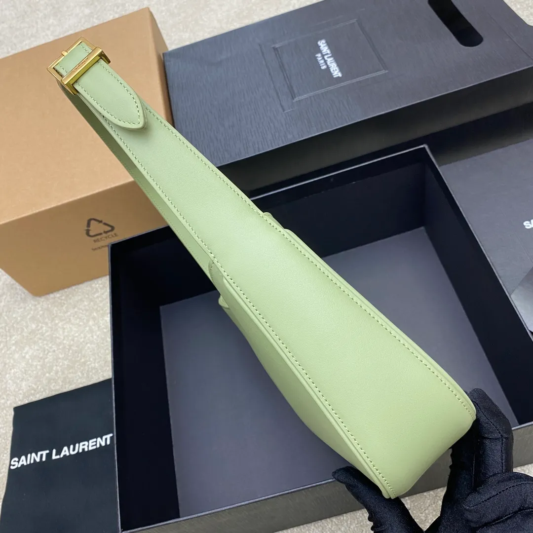 Plain avocado green/gold buckle 🌈2022 spring and summer avocado green avocado🥑Underarm bag🍀One of this year’s treasure bags👍Minimalist shape + metal logo buckle opening and closing design Adjustable shoulder strap Simple, beautiful and high-end The bag is light and easy to match The wife is so beautiful👍The bag has sufficient capacity💋20210680 Model: 657228 [Original leather] Size: 24.5*14*6cm