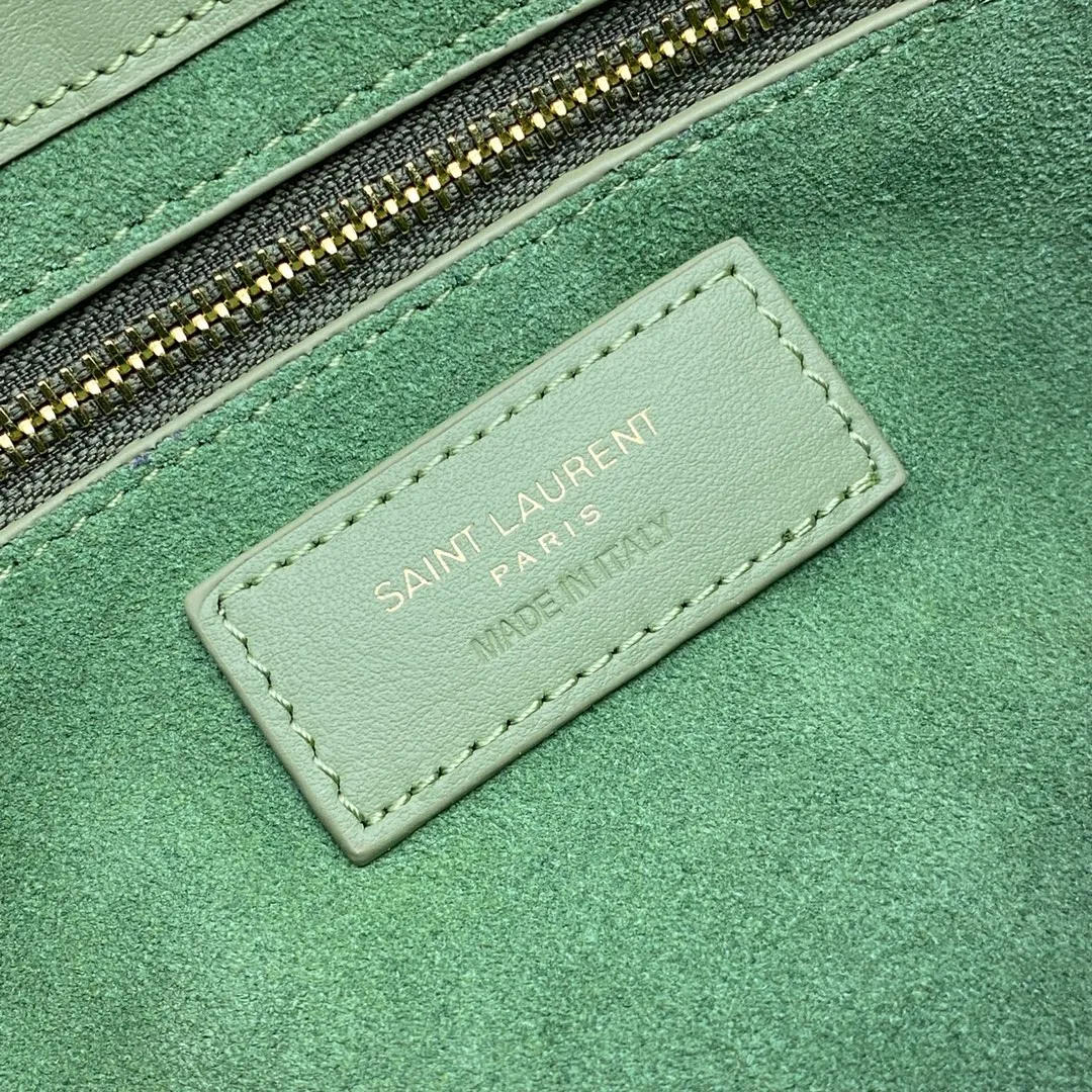 Plain avocado green/gold buckle 🌈2022 spring and summer avocado green avocado🥑Underarm bag🍀One of this year’s treasure bags👍Minimalist shape + metal logo buckle opening and closing design Adjustable shoulder strap Simple, beautiful and high-end The bag is light and easy to match The wife is so beautiful👍The bag has sufficient capacity💋20210680 Model: 657228 [Original leather] Size: 24.5*14*6cm