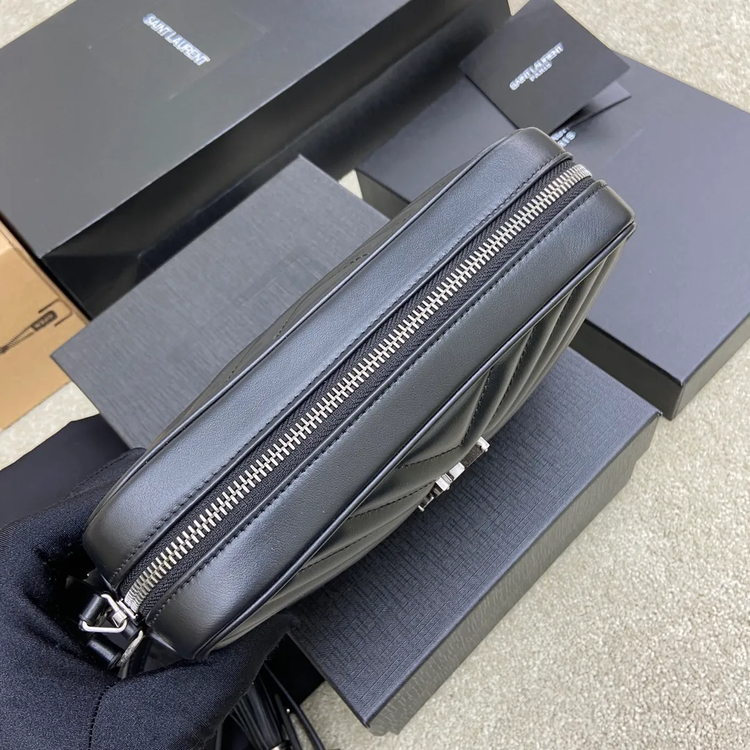Black plain leather/silver hardware 🌈The popular Y family LOU BAG camera bag is super lightweight and has an amazing capacity👍original ZP leather‼ ️Delicate and high-end, the leather feels super good👍The simple bag body is embellished with Y’s classic logo, the shoulder straps can be adjusted, and the tassel pendant can be removed, making it lightweight and versatile! 20210680 Model: 505730 [original leather] Size: 23*16*6cm