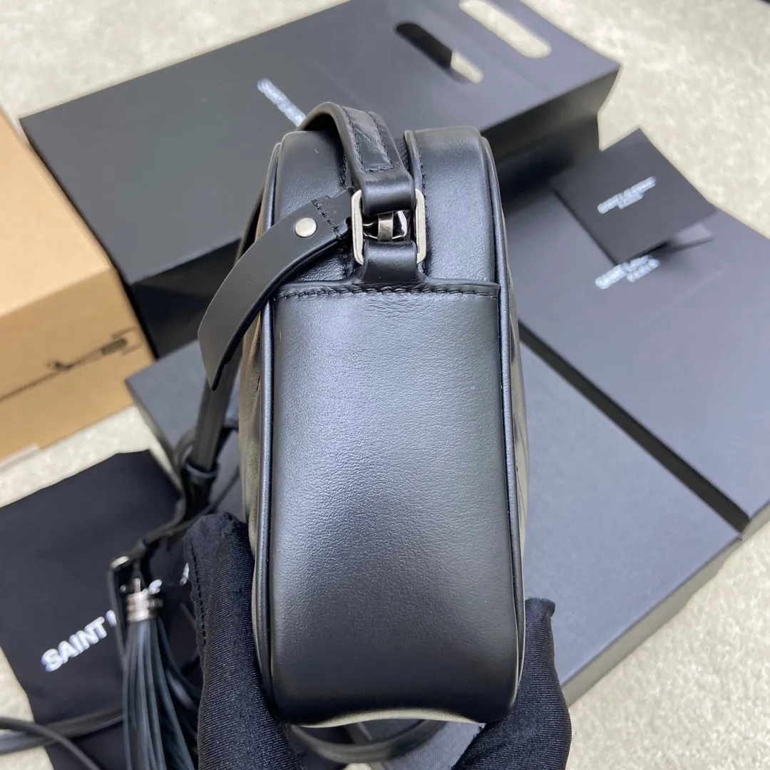 Black plain leather/silver hardware 🌈The popular Y family LOU BAG camera bag is super lightweight and has an amazing capacity👍original ZP leather‼ ️Delicate and high-end, the leather feels super good👍The simple bag body is embellished with Y’s classic logo, the shoulder straps can be adjusted, and the tassel pendant can be removed, making it lightweight and versatile! 20210680 Model: 505730 [original leather] Size: 23*16*6cm