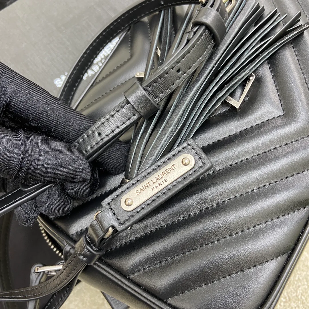 Black plain leather/silver hardware 🌈The popular Y family LOU BAG camera bag is super lightweight and has an amazing capacity👍original ZP leather‼ ️Delicate and high-end, the leather feels super good👍The simple bag body is embellished with Y’s classic logo, the shoulder straps can be adjusted, and the tassel pendant can be removed, making it lightweight and versatile! 20210680 Model: 505730 [original leather] Size: 23*16*6cm