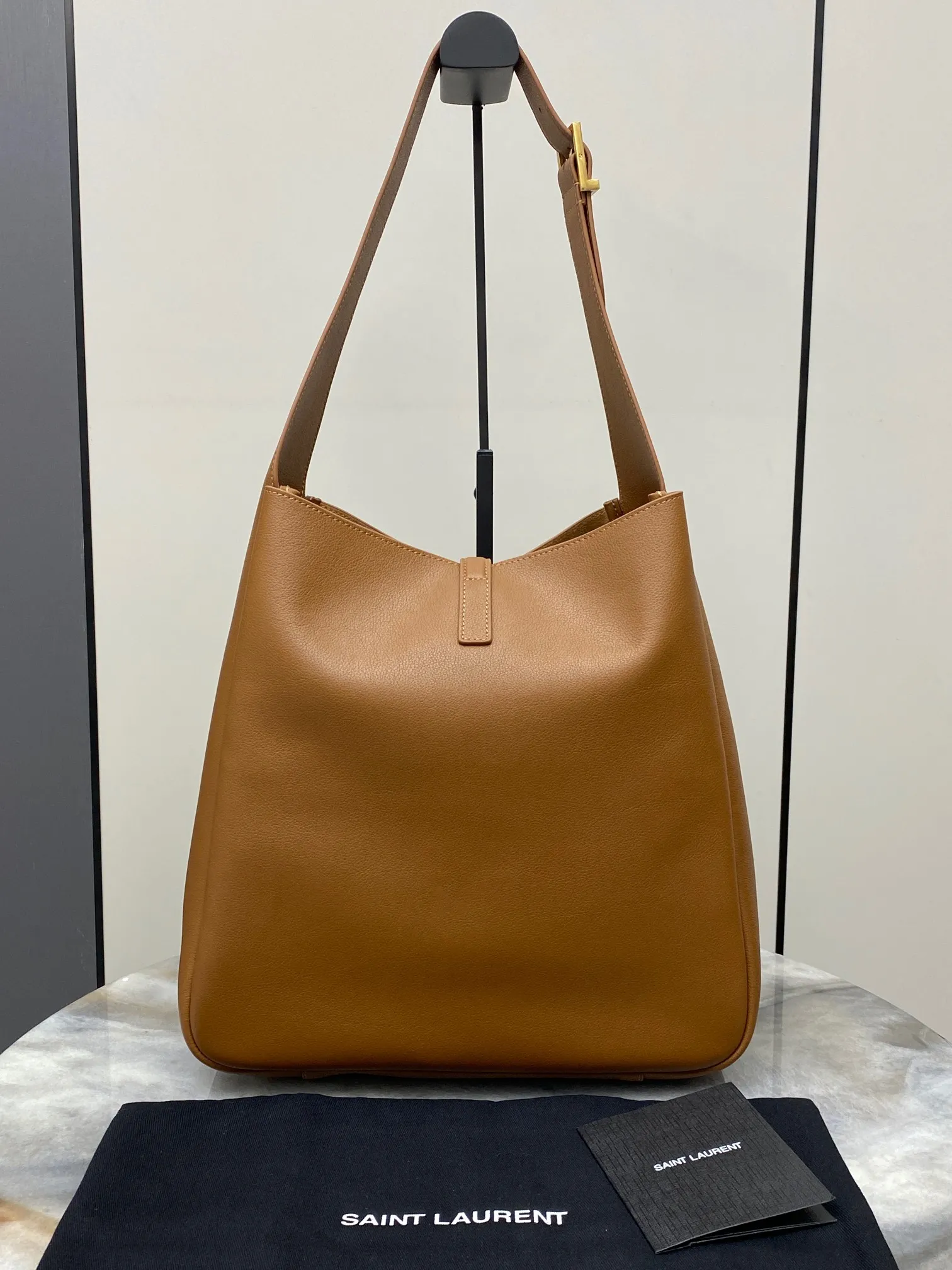 💰1900 Brown plain/antique gold 🌈LE5A7 large smooth leather soft handbag, the same style as the Korean star Hobo!! This year’s extremely popular armpit bag Y family is late but it’s here! ! The outline of the bag is simple and three-dimensional, and it looks stiff but not too sharp. Paired with the brand's iconic plug-in buckle, the overall look gives it a unique temperament that is both classic and elegant, yet also fashionable and modern. 20230950 Model: 753837 [original leather] Size: 30x31x13cm