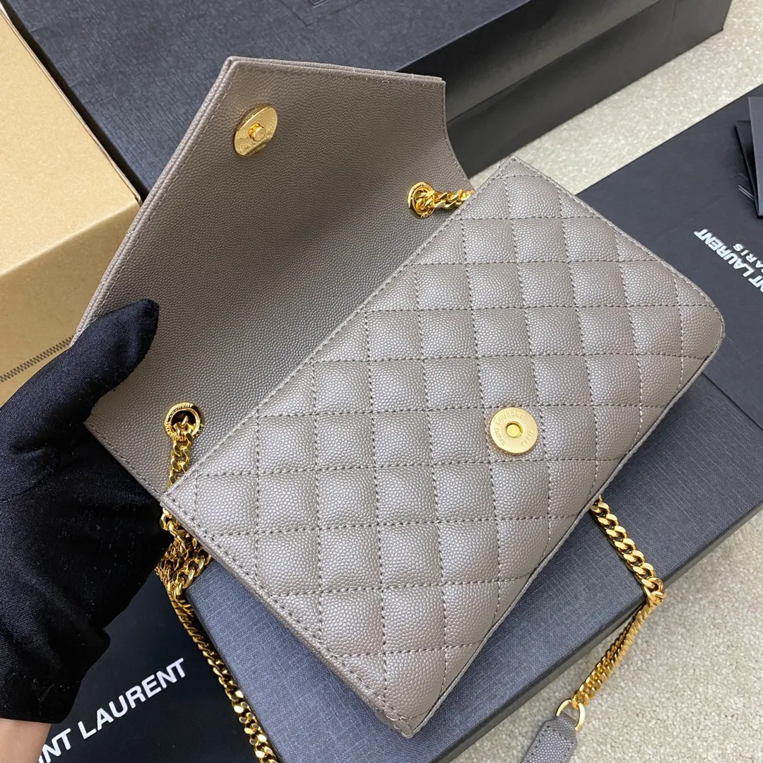 Gray ball pattern/gold 🌈The new Envelope small caviar is made of top-grade imported cowhide with pressed caviar pattern, which is stunningly beautiful💋Classic is eternal‼ ️Versatile beyond imagination, elegant and fashionable all in one! The workmanship details are impeccable👍20220680 Model: 600915 [Original leather] Size: 21x13x6cm